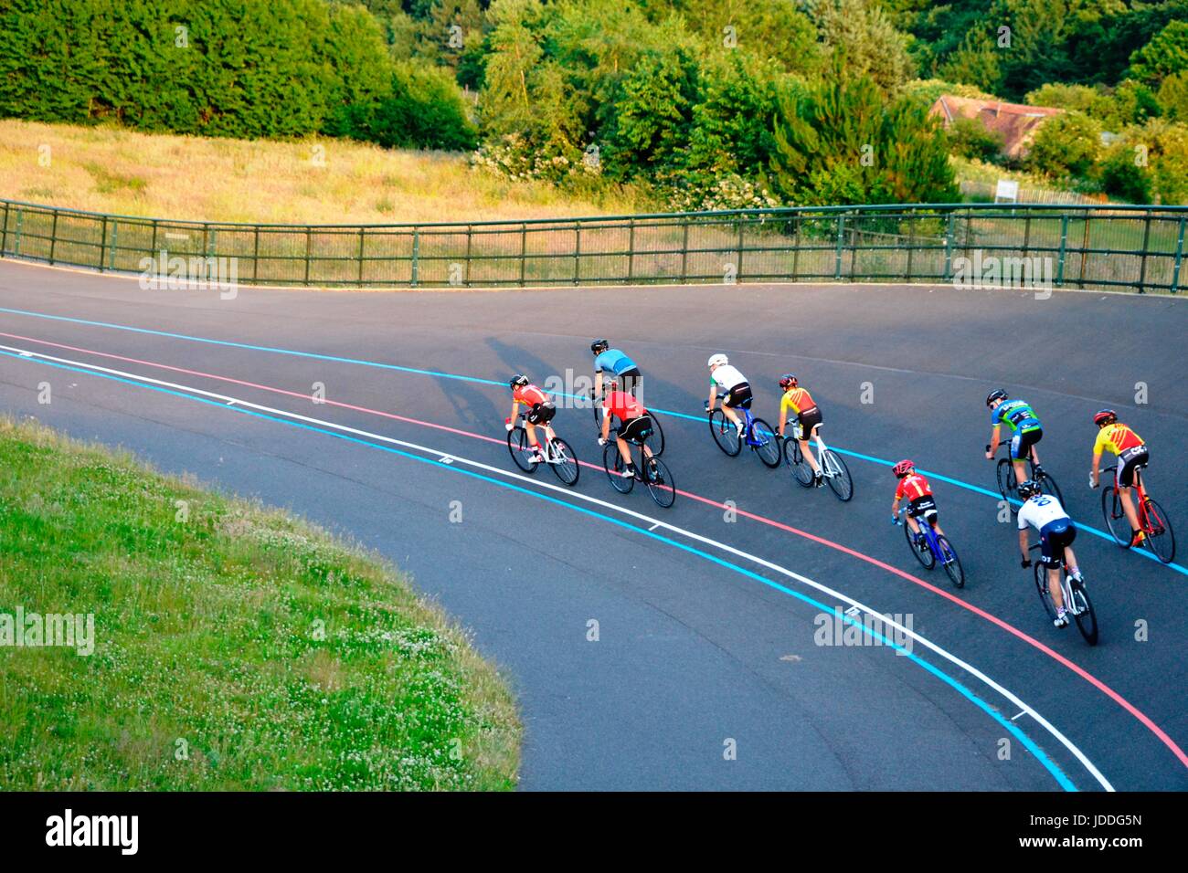 Bournemouth, Regno Unito. 19 giugno 2017. I ciclisti pratica al velodromo fino al tramonto. Credito: Ajit stoppino/Alamy Live News Foto Stock