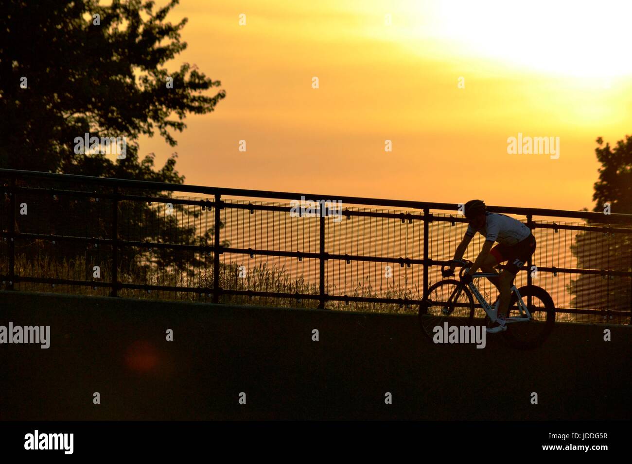 Bournemouth, Regno Unito. 19 giugno 2017. I ciclisti pratica al velodromo fino al tramonto. Credito: Ajit stoppino/Alamy Live News Foto Stock
