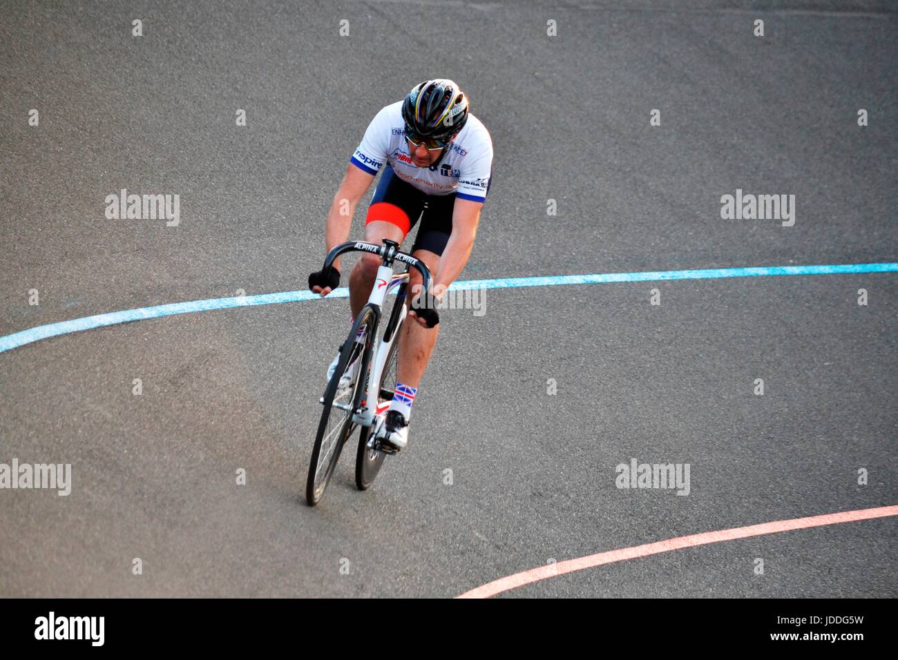 Bournemouth, Regno Unito. 19 giugno 2017. I ciclisti pratica al velodromo fino al tramonto. Credito: Ajit stoppino/Alamy Live News Foto Stock