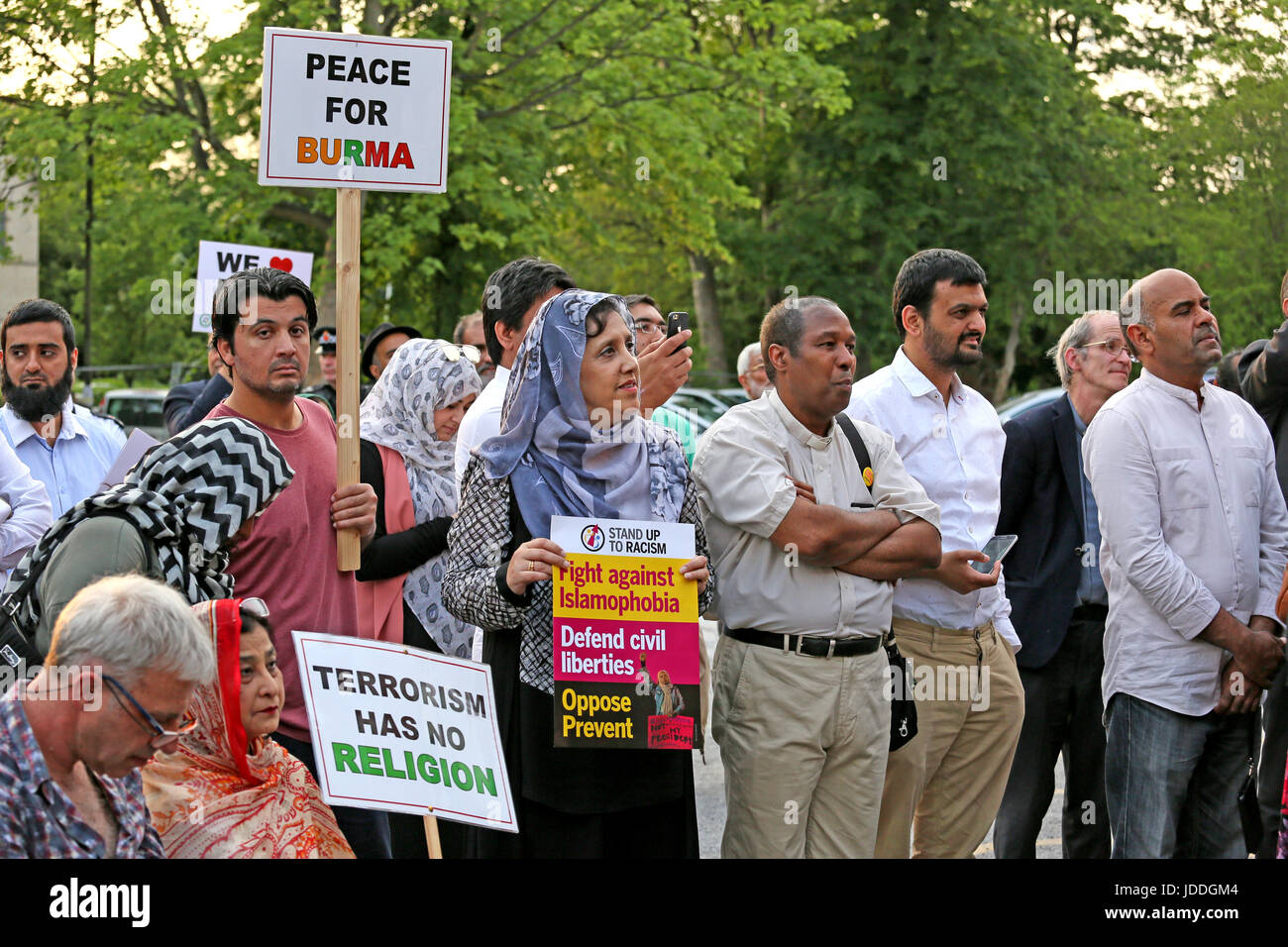 Manchester, Regno Unito. 19 giugno 2017. Una veglia di solidarietà per Finsbury Park moschea e per altre vittime del terrorismo è tenuto alla Moschea centrale di Victoria Park, Manchester, 19 giugno 2017 (C)Barbara Cook/Alamy Live News Foto Stock