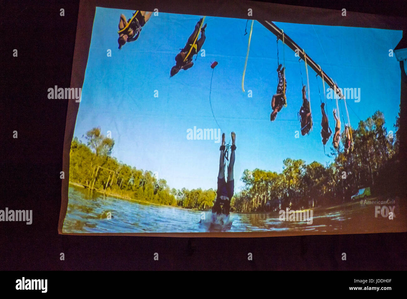 Merrick, New York, Stati Uniti d'America. 11 Giugno, 2017. Durante la graniglia americano Stagione 2 premiere, (al centro) contestant CHRIS EDOM, 48, di Merrick, affonda in acqua dopo egli tira fili di lacerazione dopo la prima sfida termina. Tutti i concorrenti appeso a testa in giù sopra e nel lago fino al challenge arrestato quando uno non ha rinunciato a. A Edom's backyard partito di osservazione durante la trasmissione di episodio 1 della rete di Fox realtà serie televisive, show è stato proiettato sul grande schermo. Edom è stato da ultimo di 16 concorrenti prelevati per un team che l'episodio. Credito: Ann Parry/ZUMA filo/Alamy Live News Foto Stock
