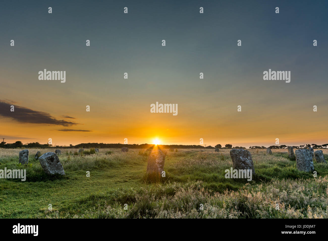 St Buryan, Cornwall, Regno Unito. Xx Giugno, 2017. Regno Unito Meteo. Il sole sorge il giorno prima del solstizio d'estate, al di sopra del 'buon Maidens', tardo neolitico pietre permanente, disposti in un cerchio perfetto. Leggenda locale dice che 19 fanciulle venivano trasformato in pietra per il ballo di domenica. Credito: Simon Maycock/Alamy Live News Foto Stock