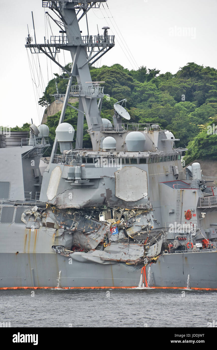 Fitzgerald, DDG 62, 18 giugno 2017, Yokosuka, Kanagawa, Giappone : parte danneggiata della Arleigh Burke-class guidato-missile destroyer USS Fitzgerald (DDG 62) è visto alla attività della flotta Yokosuka, in Kanagawa-Prefecture, Giappone, il 18 giugno 2017. Credito: AFLO/Alamy Live News Foto Stock