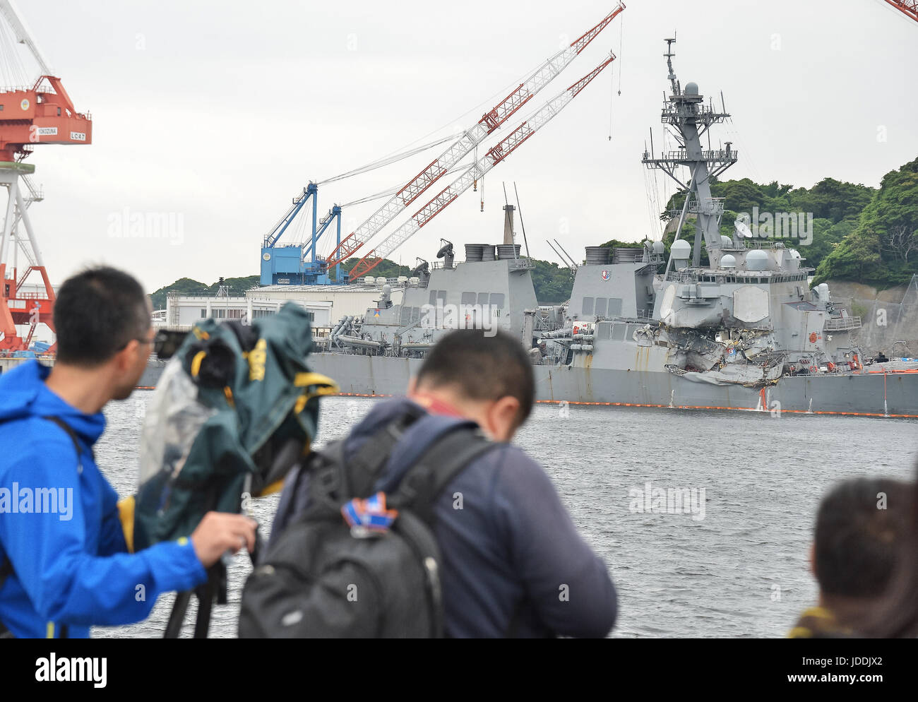 Fitzgerald, DDG 62, 18 giugno 2017, Yokosuka, Kanagawa, Giappone : parte danneggiata della Arleigh Burke-class guidato-missile destroyer USS Fitzgerald (DDG 62) è visto alla attività della flotta Yokosuka, in Kanagawa-Prefecture, Giappone, il 18 giugno 2017. Credito: AFLO/Alamy Live News Foto Stock