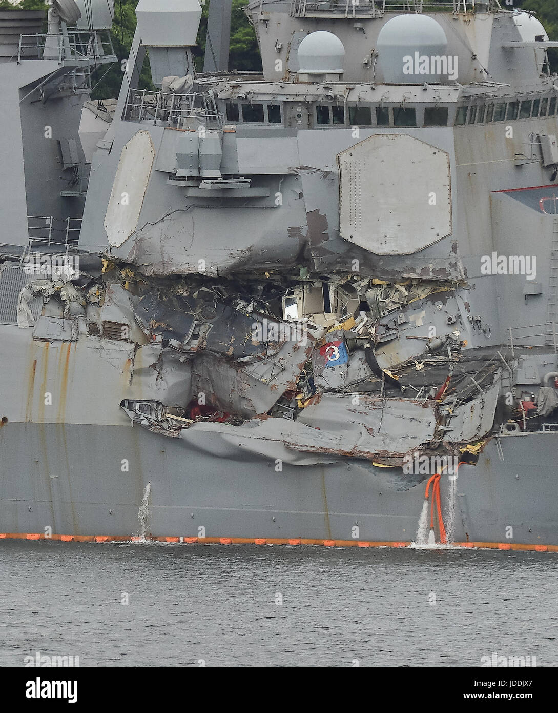 Fitzgerald, DDG 62, 18 giugno 2017, Yokosuka, Kanagawa, Giappone : parte danneggiata della Arleigh Burke-class guidato-missile destroyer USS Fitzgerald (DDG 62) è visto alla attività della flotta Yokosuka, in Kanagawa-Prefecture, Giappone, il 18 giugno 2017. Credito: AFLO/Alamy Live News Foto Stock