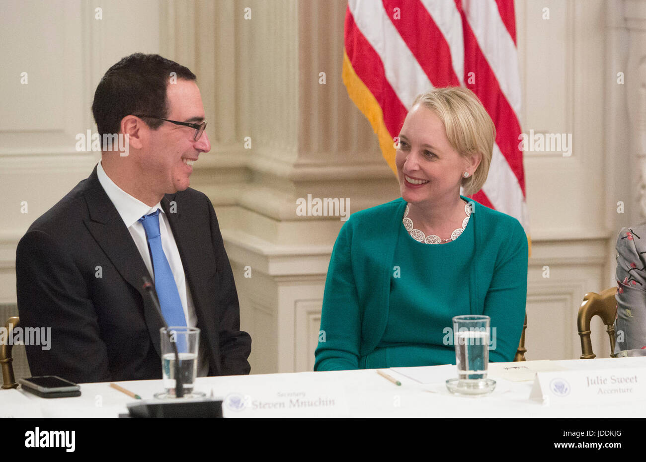 Stati Uniti Segretario del Tesoro Steven Mnuchin parla con Accenture Nord America CEO Julie dolce durante una tecnologia americana Consiglio tavola rotonda con corporate e educazione leader presso la Casa Bianca a Washington DC, Giugno 19, 2017. - Nessun filo SERVICE - foto: Chris Kleponis/consolidato/dpa Foto Stock