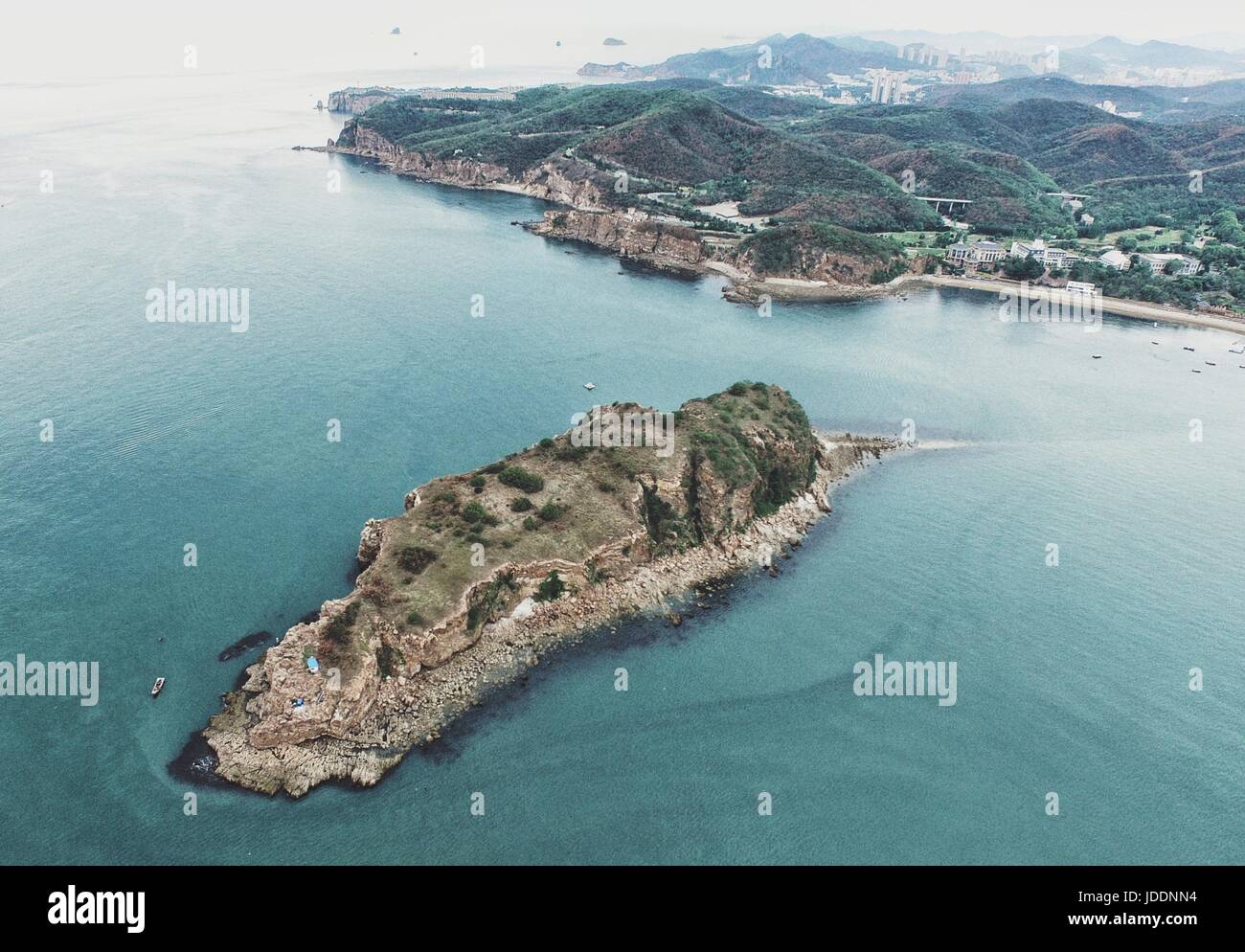 Pechino, Cina. 12 Giugno, 2017. Foto aerea adottate il 12 giugno 2017 mostra la Bangchui Isola di Dalian, a nord-est della Cina di Provincia di Liaoning. Dalian è una delle città ospitanti dell'estate incontro di Davos. Credito: Pan Yulong/Xinhua/Alamy Live News Foto Stock