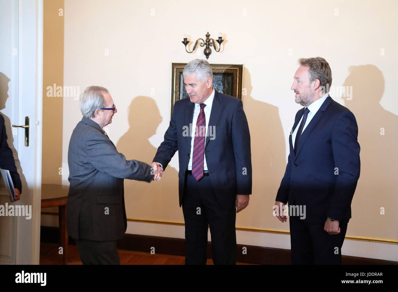 Sarajevo, BiH. Xx Giugno, 2017. I membri della Presidenza della Bosnia ed Erzegovina (BiH) Dragan Covic (C) e Bakir Izetbegovic (R) benvenuto il presidente dell'ONU Tribunale penale internazionale per la ex Iugoslavia (ICTY) Carmelo Agius (L), all'interno del palazzo presidenziale a Sarajevo, BiH, il 20 giugno 2017. Credito: Haris Memija/Xinhua/Alamy Live News Foto Stock