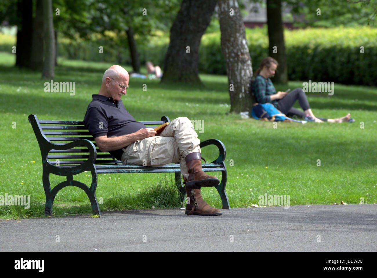 Glasgow, Scotland, Regno Unito. Xx Giugno, 2017. Estate Meteo restituisce e persone godere il più soleggiato sulle strade, Giardini Botanici, George Square e il Kelvingrove Park come la Scozia le catture alcune delle bruciature UK meteo Credito: gerard ferry/Alamy Live News Foto Stock