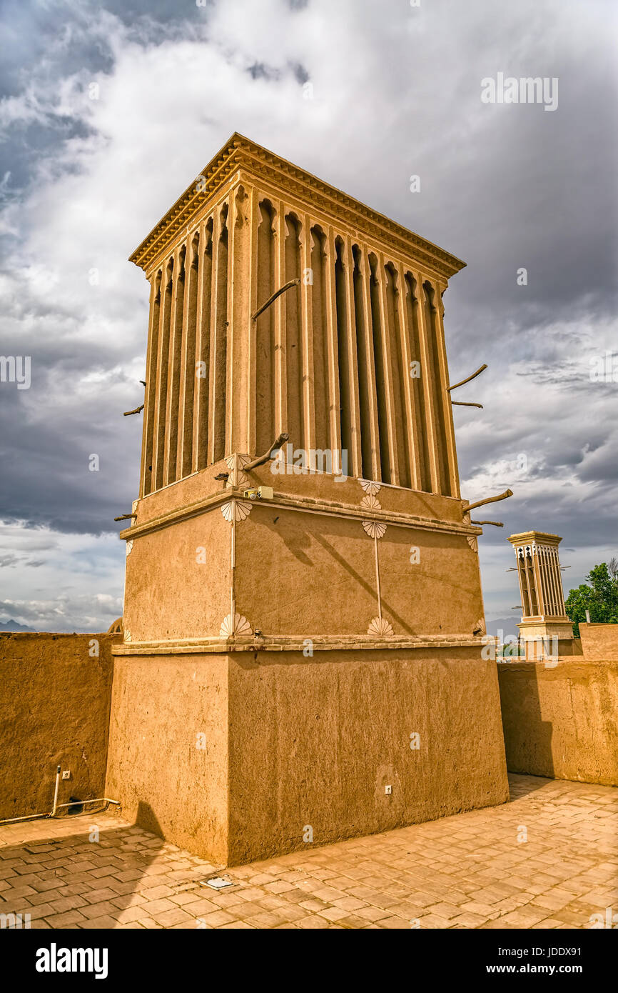 Windcatcher Towers è un tradizionale Persiano elemento architettonico per creare una ventilazione naturale negli edifici, città vecchia Yazd Iran. Foto Stock