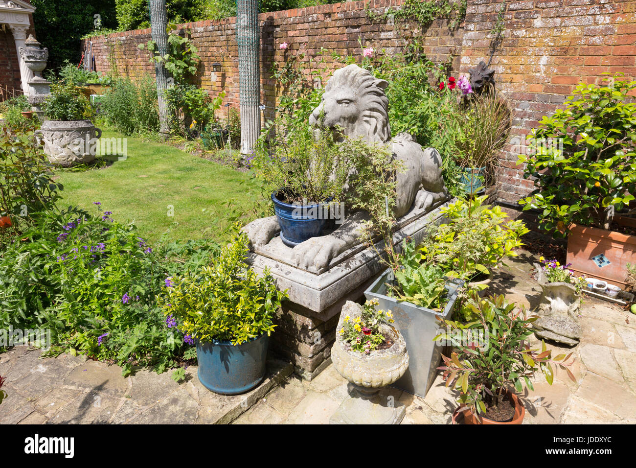 Ampio giardino ornamenti tra cui lion statue e vasi in un raffinato giardino inglese, Kent England Regno Unito Foto Stock