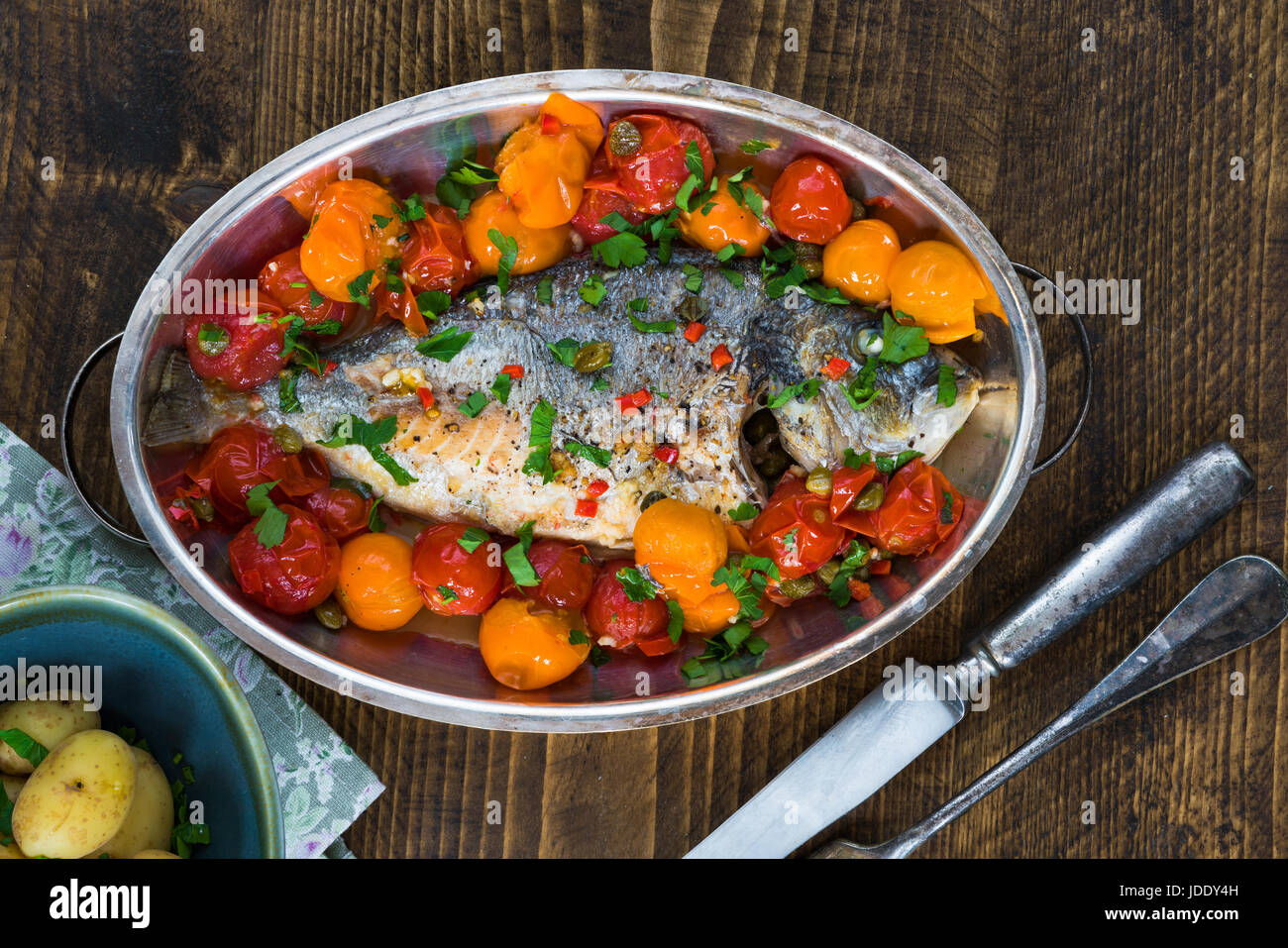 Stile Italiano Orate di mare in acqua pazza - acqua pazza - su un tavolo di legno Foto Stock