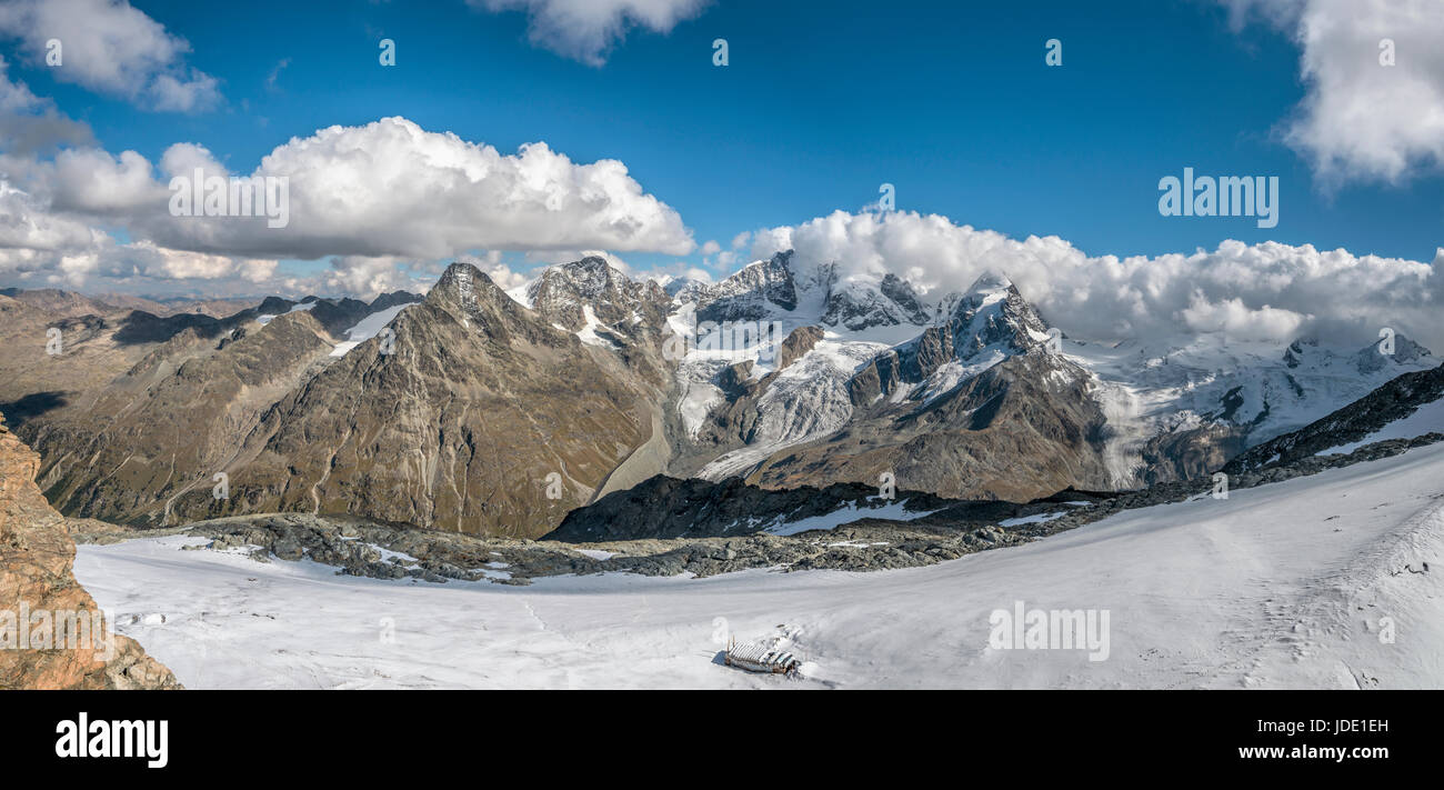 Panorama di Piz Roseg, Sellagletscher und Piz Bernina visto dalla stazione di Piz Corvatsch, Grigioni, Svizzera Foto Stock