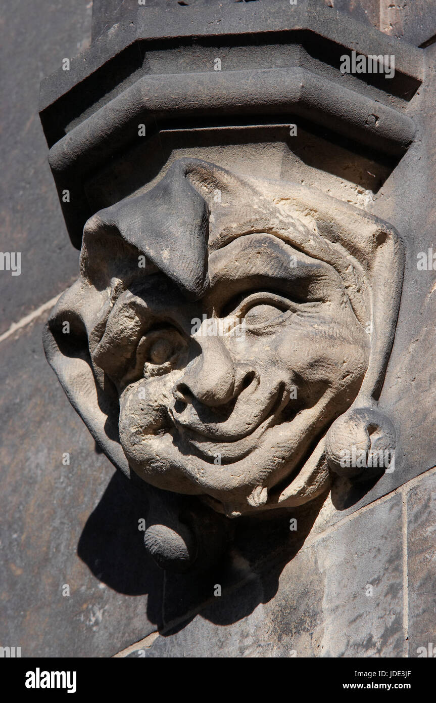 Testa di pietra del clown in stile gotico - dettagli architettonici Foto Stock