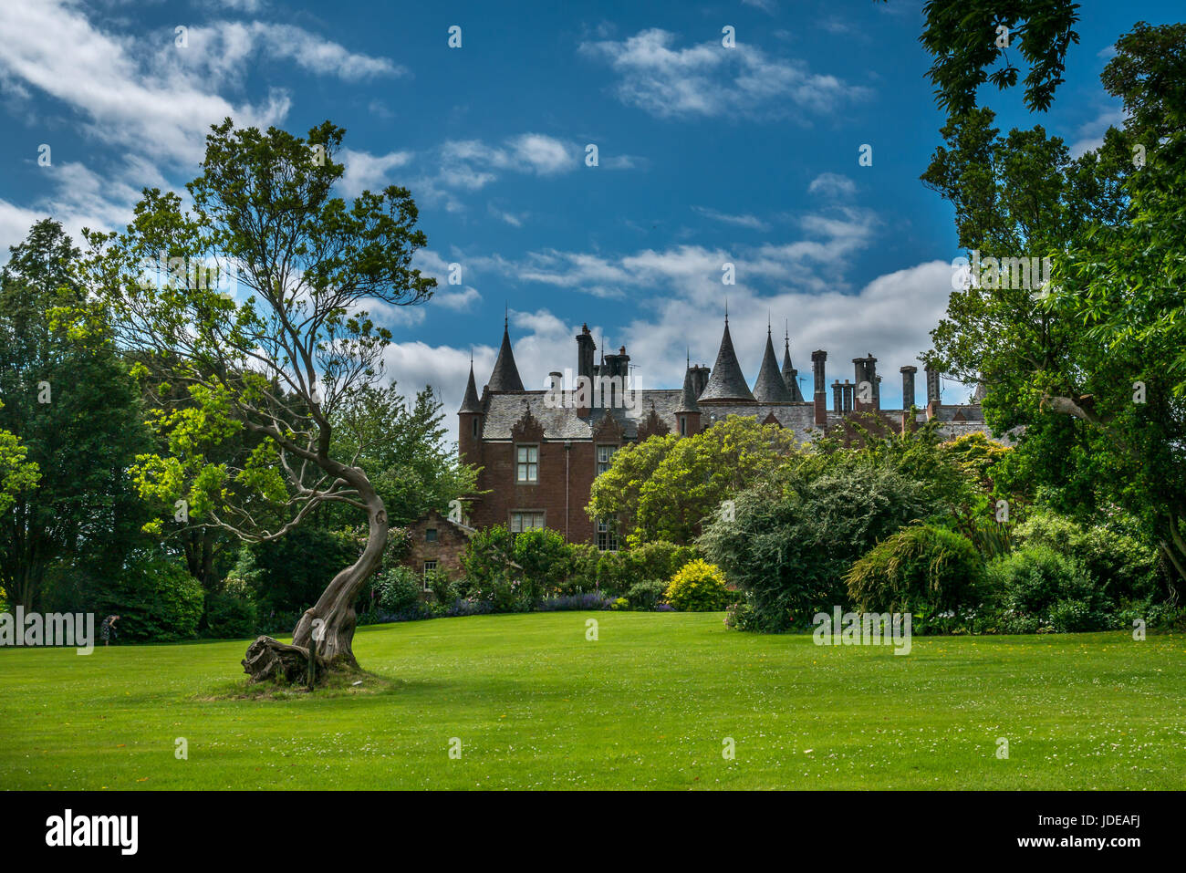 Casa Tyninghame, Vittoriano scozzesi stile baronale Palazzo e Giardini, East Lothian, Scozia, Regno Unito, su open day durante la Scozia giardini del regime Foto Stock