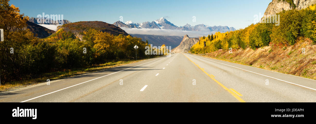 La strada conduce davanti al di sotto del Chugach Mountains in Alaska Foto Stock