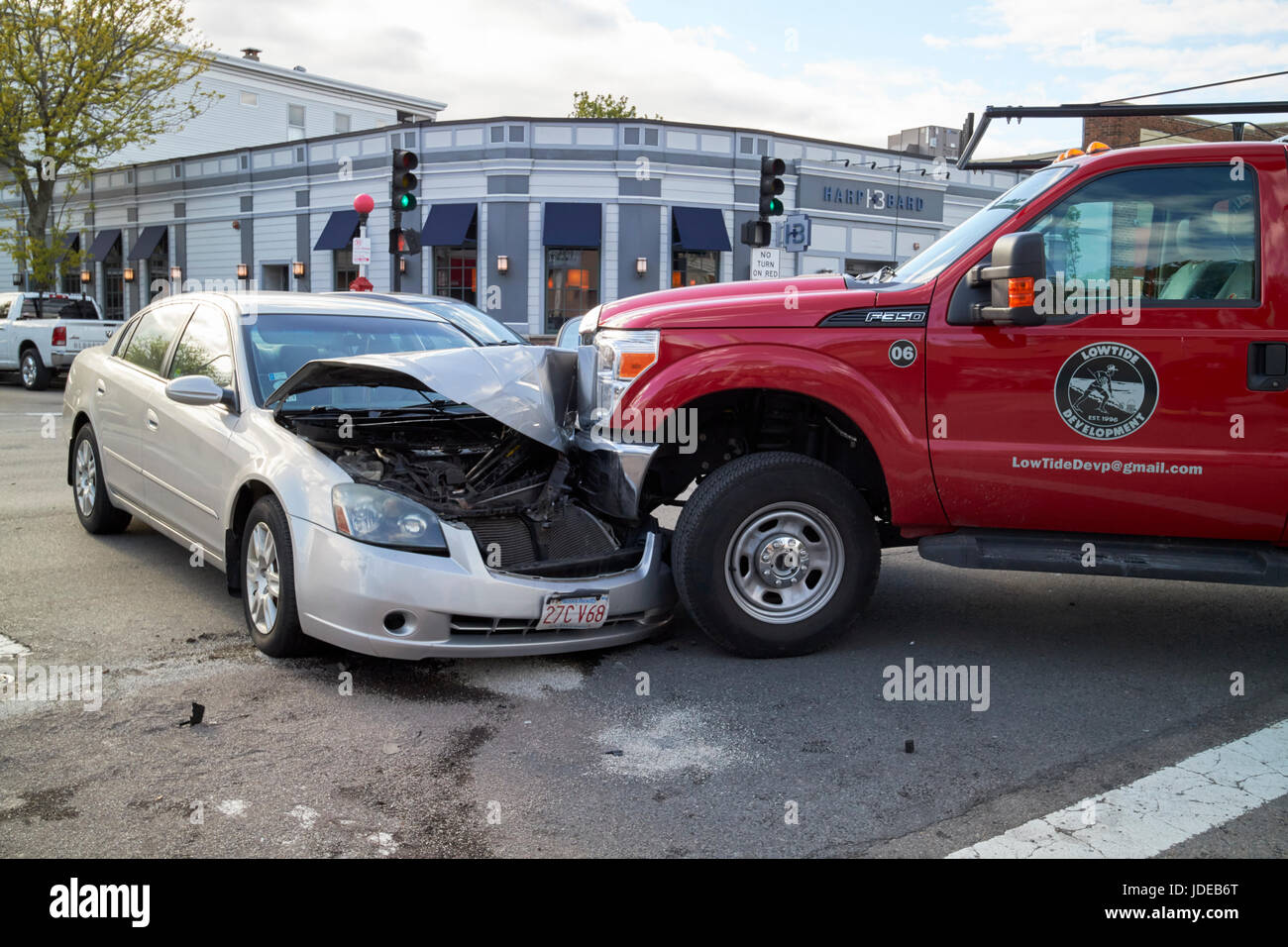 Auto e camion crash a incrocio nella periferia di Boston STATI UNITI D'AMERICA Foto Stock