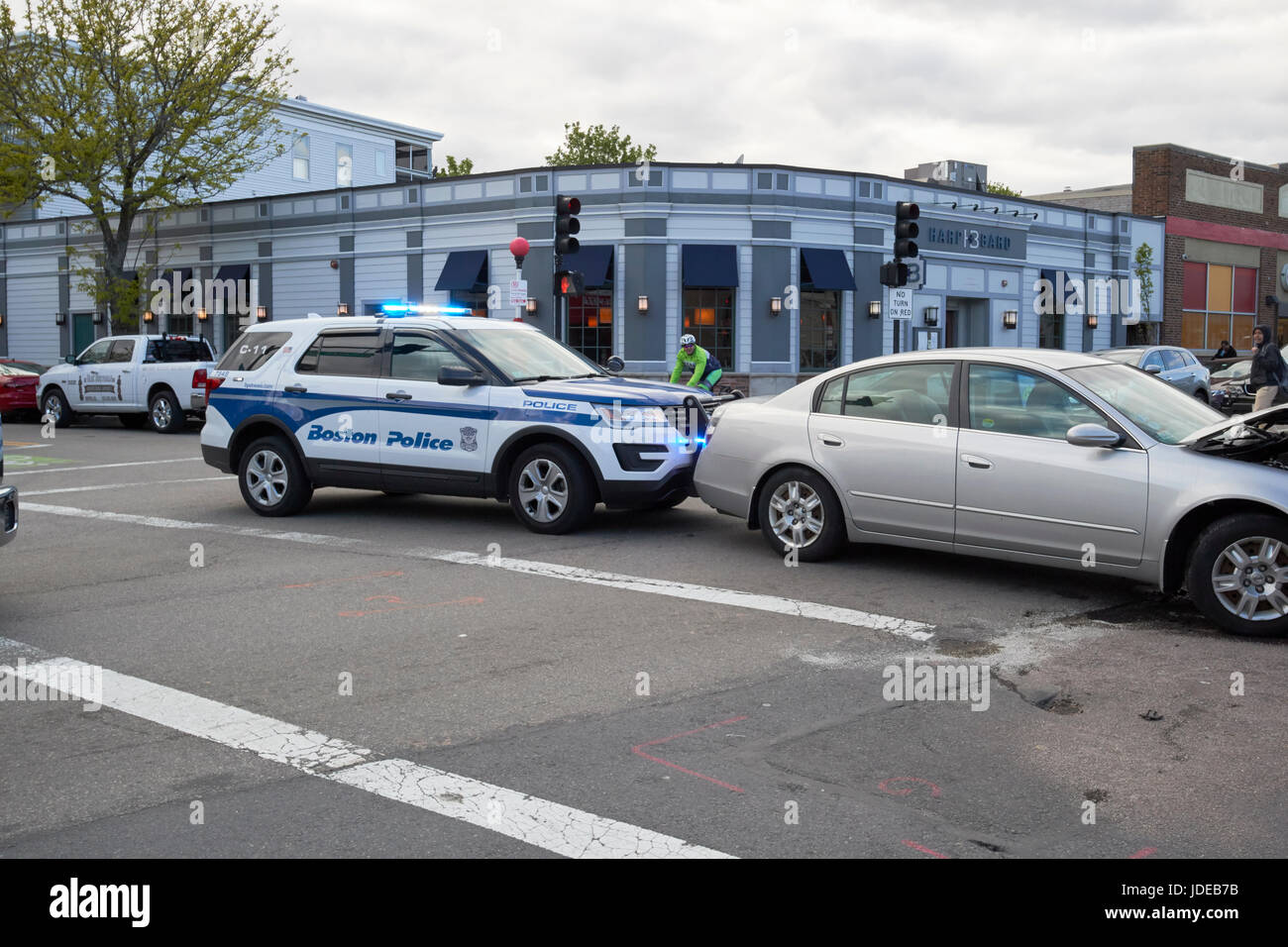 La polizia di boston suv interceptor spingendo incidente auto danneggiata immobilizzato a causa di crash fuori strada in corrispondenza di intersezione nella periferia di Boston STATI UNITI D'AMERICA Foto Stock