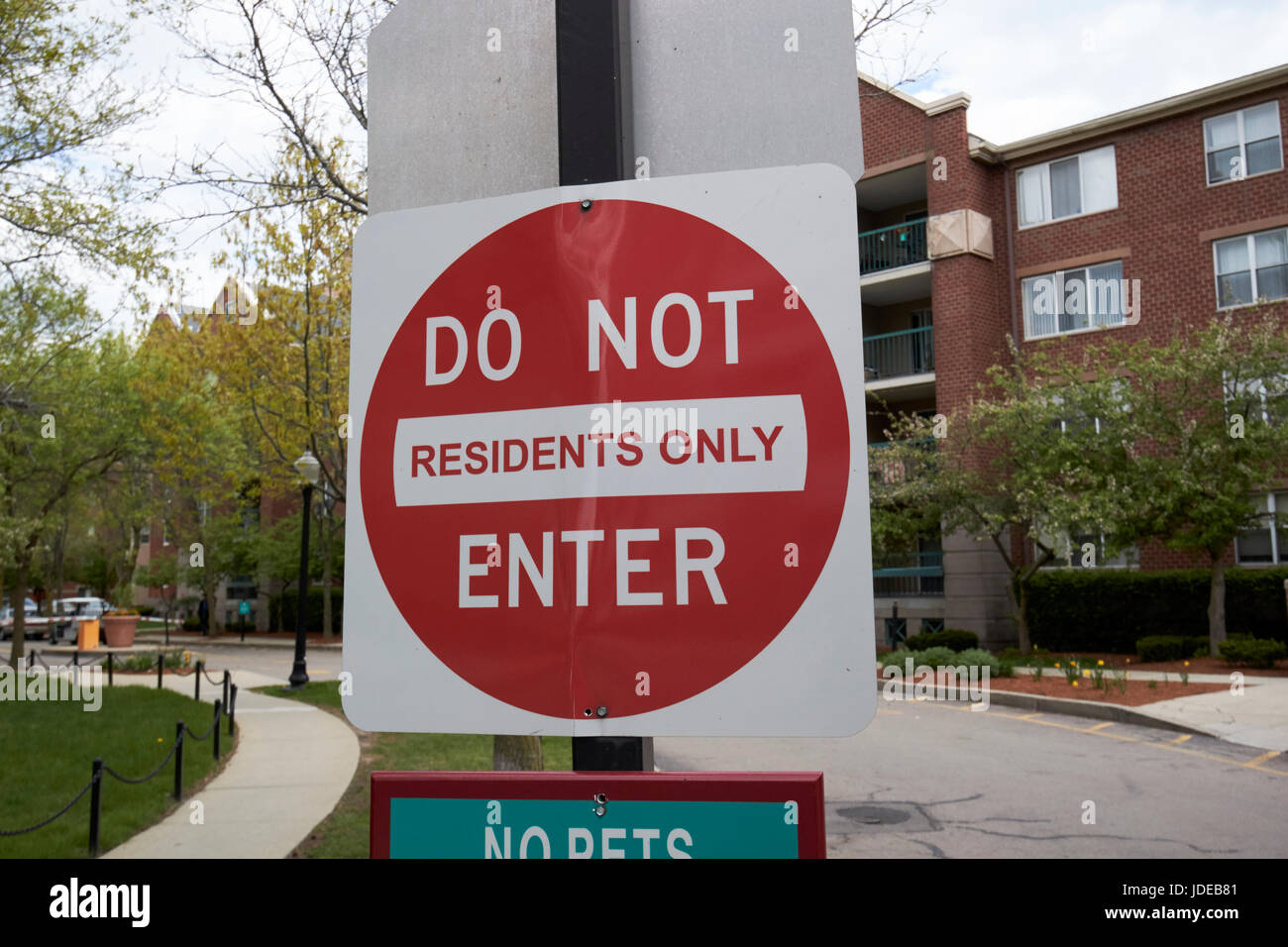 Avvertenza nessun segno di entrata non entrare solo i residenti complesso di abitazioni Boston STATI UNITI D'AMERICA Foto Stock