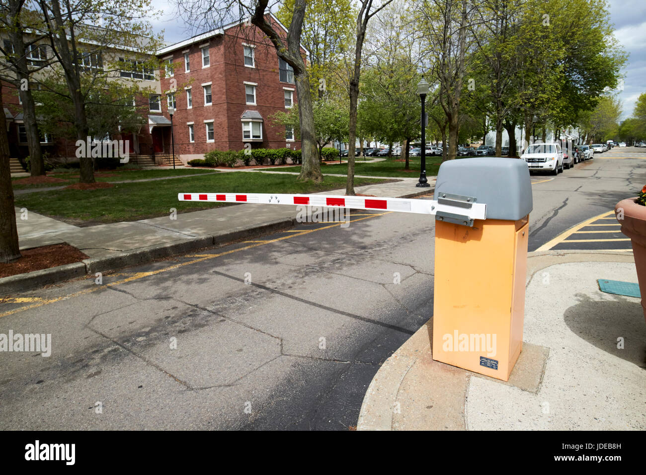 Sicurezza barriere di accesso solo per residenti complesso di alloggiamento Boston STATI UNITI D'AMERICA Foto Stock