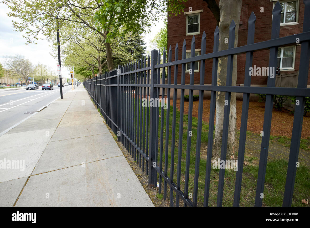 Recinzione esterna recinzione metallica residenti solo complesso di abitazioni Boston STATI UNITI D'AMERICA Foto Stock