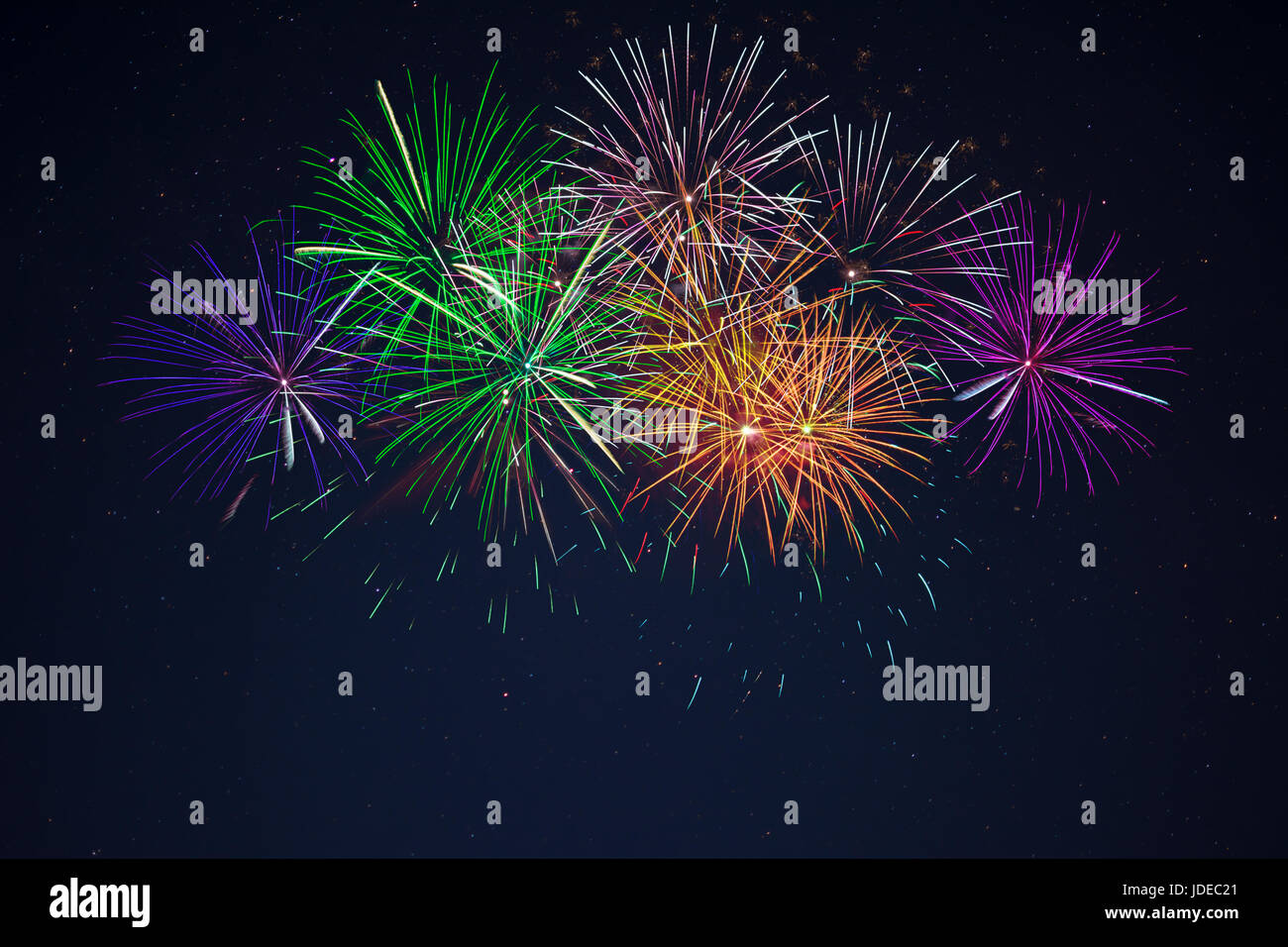 Scintillante blu verde arancione viola celebrazione fuochi d'artificio oltre il cielo stellato. Giorno di indipendenza, 4 luglio, le vacanze di Capodanno Saluto sfondo. Foto Stock