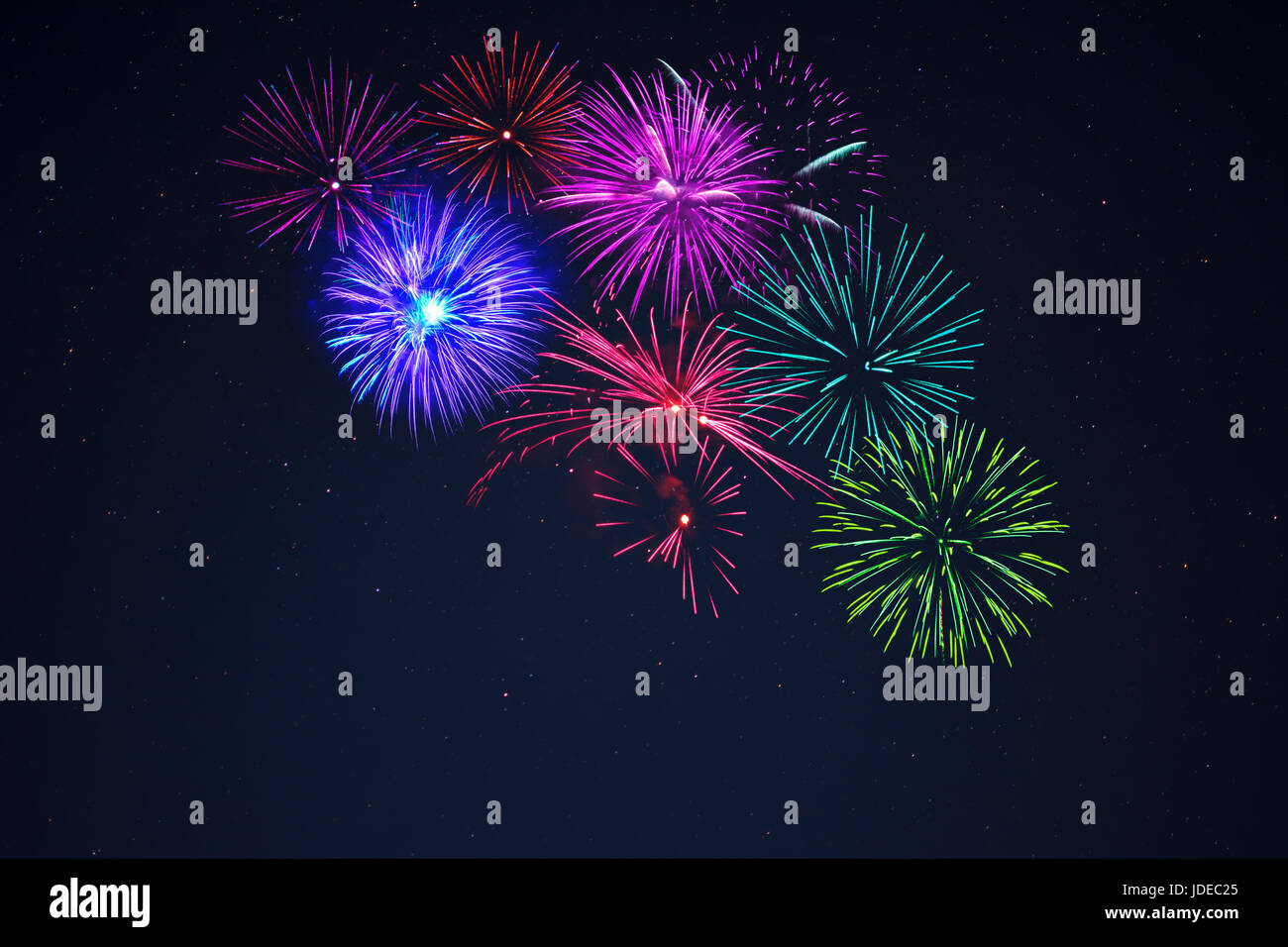 Frizzante purpe rosa blu verde celebrazione fuochi d'artificio oltre il cielo stellato. Giorno di indipendenza, 4 luglio, le vacanze di Capodanno Saluto sfondo. Foto Stock