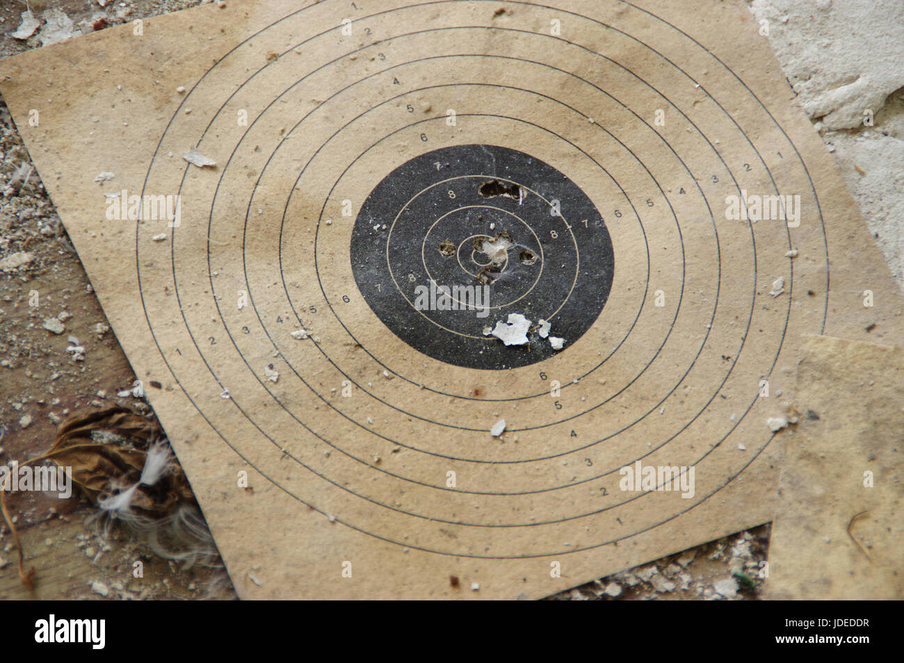 Protezione di tiro con fori da colpi. Il vecchio usurato shot quadrante bersaglio. Foto Stock