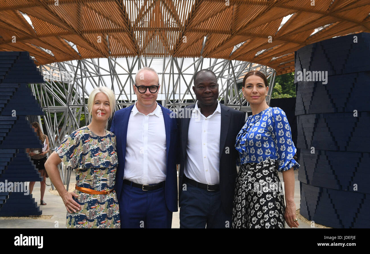 (Da sinistra a destra) Vice Sindaco per la cultura e le industrie creative Justine Simmons, direttore artistico a serpentina gallerie Hans Ulrich Obist, Francis Kere, gallerie a serpentina CEO Yana Peel si erge di fronte Kere's gallery design, durante la stampa vista di Serpentine Gallery Pavilion 2017, presso la Serpentine Gallery in Kensington Gardens, Londra. Foto Stock