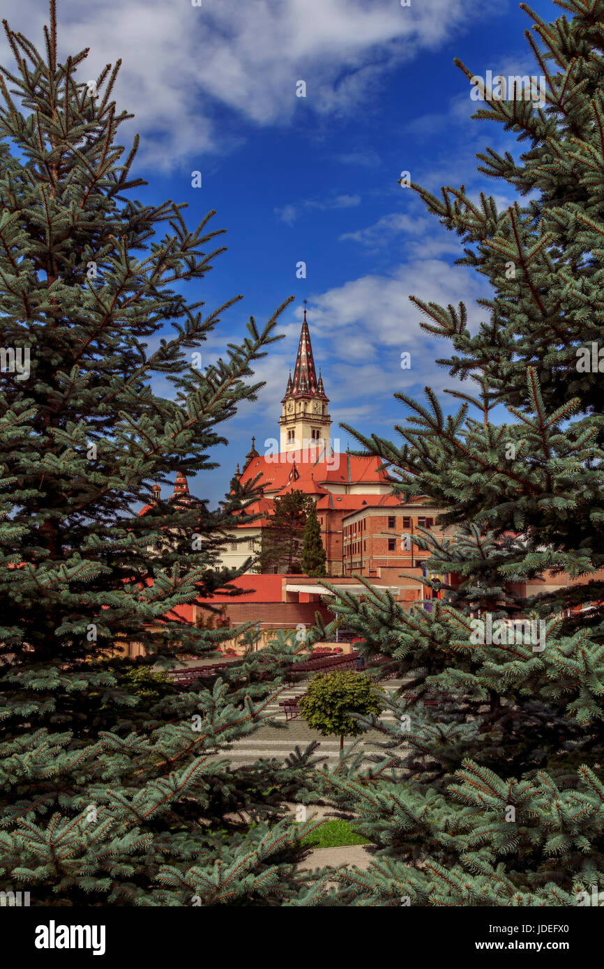 Chiesa cristiana shot attraverso gli alberi di pino nella città di Marija Bistrica, Croazia. Foto Stock