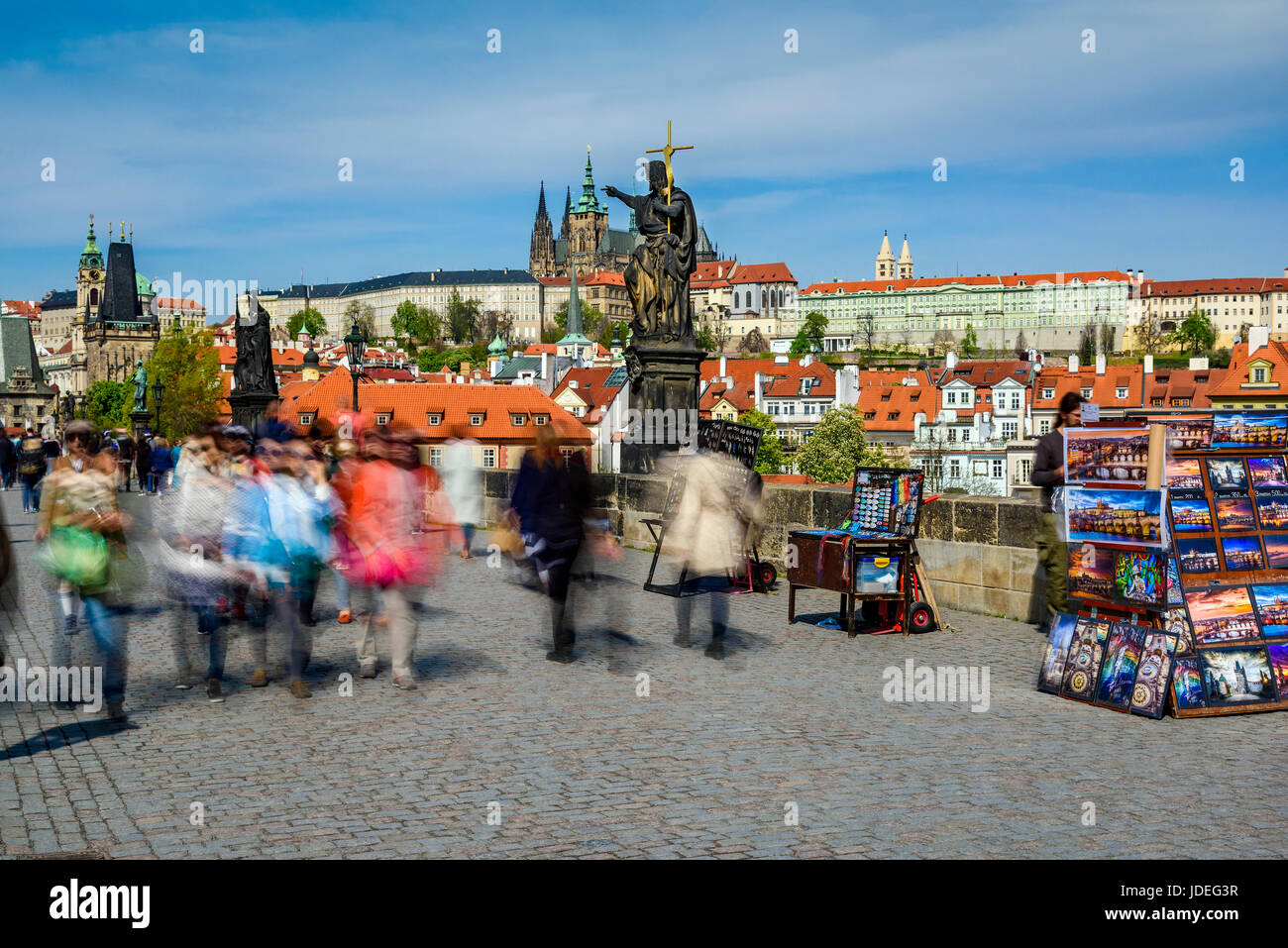 La folla di turisti e le bancarelle che vendono souvenir sul Ponte Carlo a Praga, Boemia, Repubblica Ceca Foto Stock