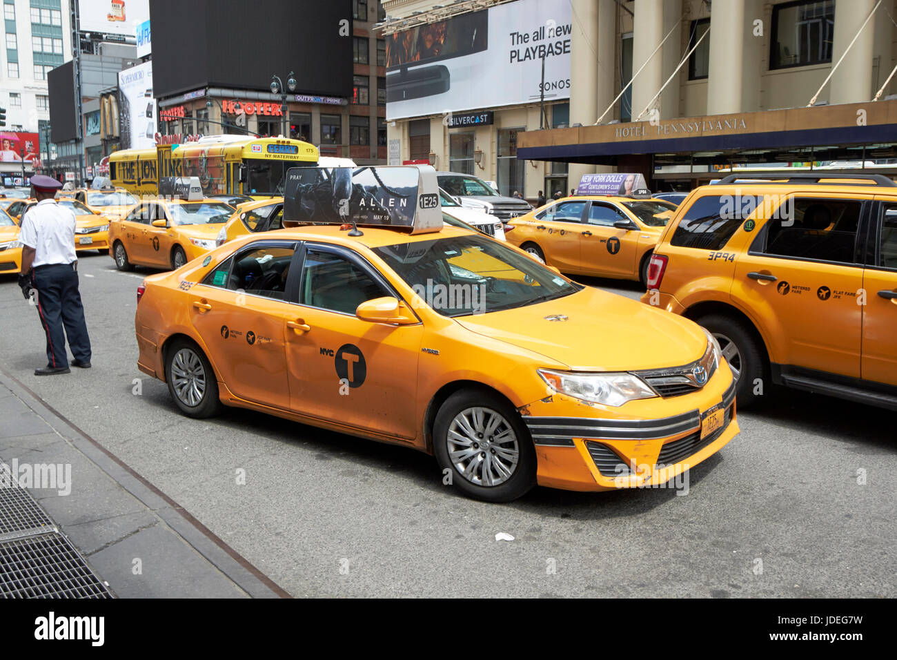 Toyota avenis yellow cab tirando fuori nel traffico da arresto della cabina sulla Settima Avenue di New York City STATI UNITI D'AMERICA Foto Stock