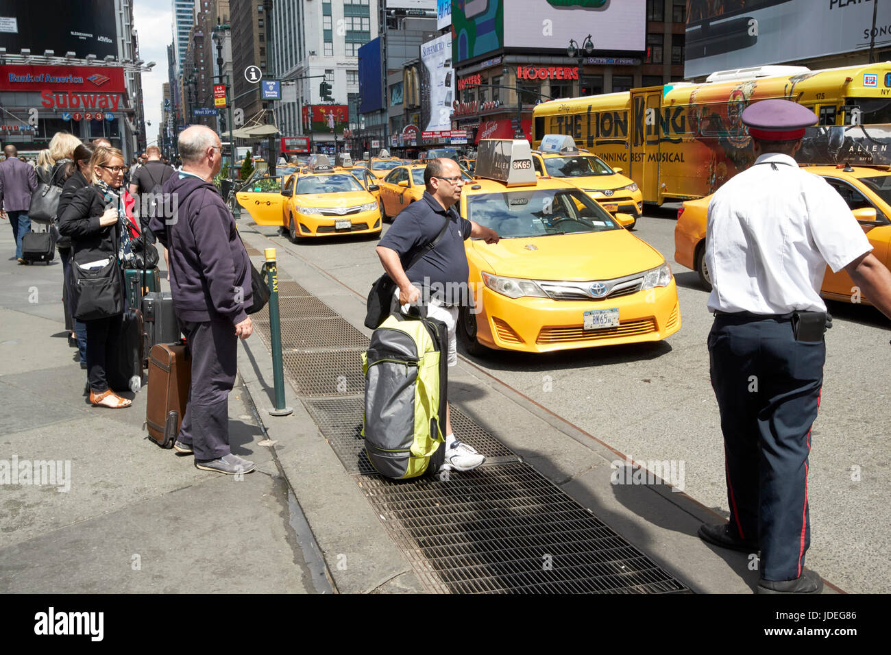 Persone in attesa alla yellow cabs fermata taxi sulla settima avenue al di fuori della stazione Penn di New York City STATI UNITI D'AMERICA Foto Stock