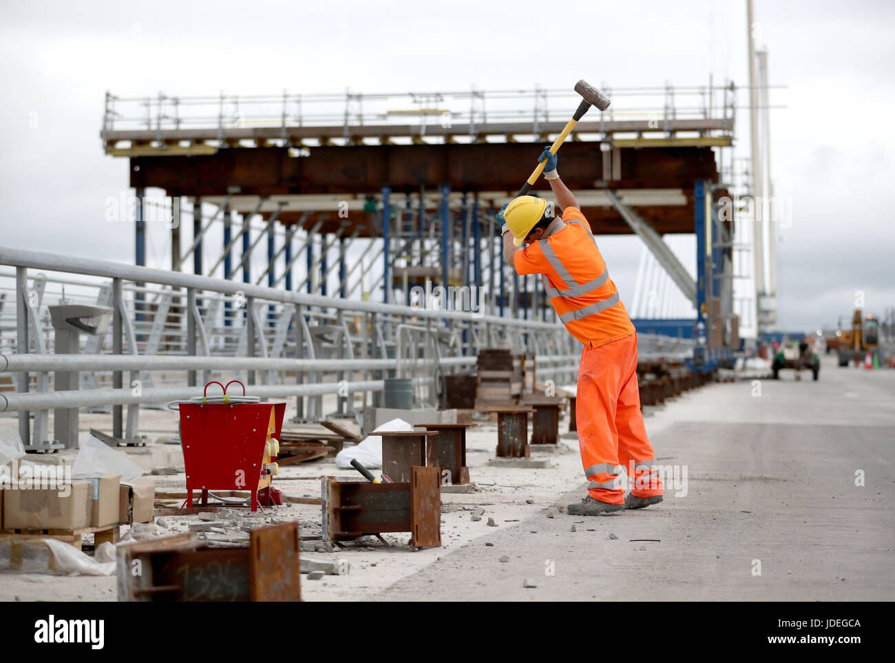 Gli ingegneri che lavorano sulla strada del ponte della nuova Queensferry attraversando il ponte, South Queensferry. Il nuovo ponte sarà aperto al traffico il agosto 30 ministri hanno annunciato. Foto Stock