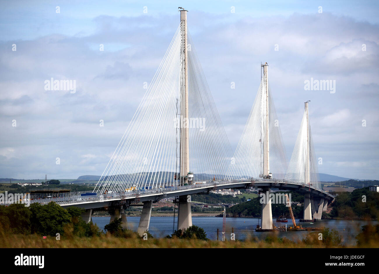 Una vista generale del nuovo Queensferry attraversando ponte a South Queensferry. Il nuovo ponte sarà aperto al traffico il agosto 30 ministri hanno annunciato. Foto Stock