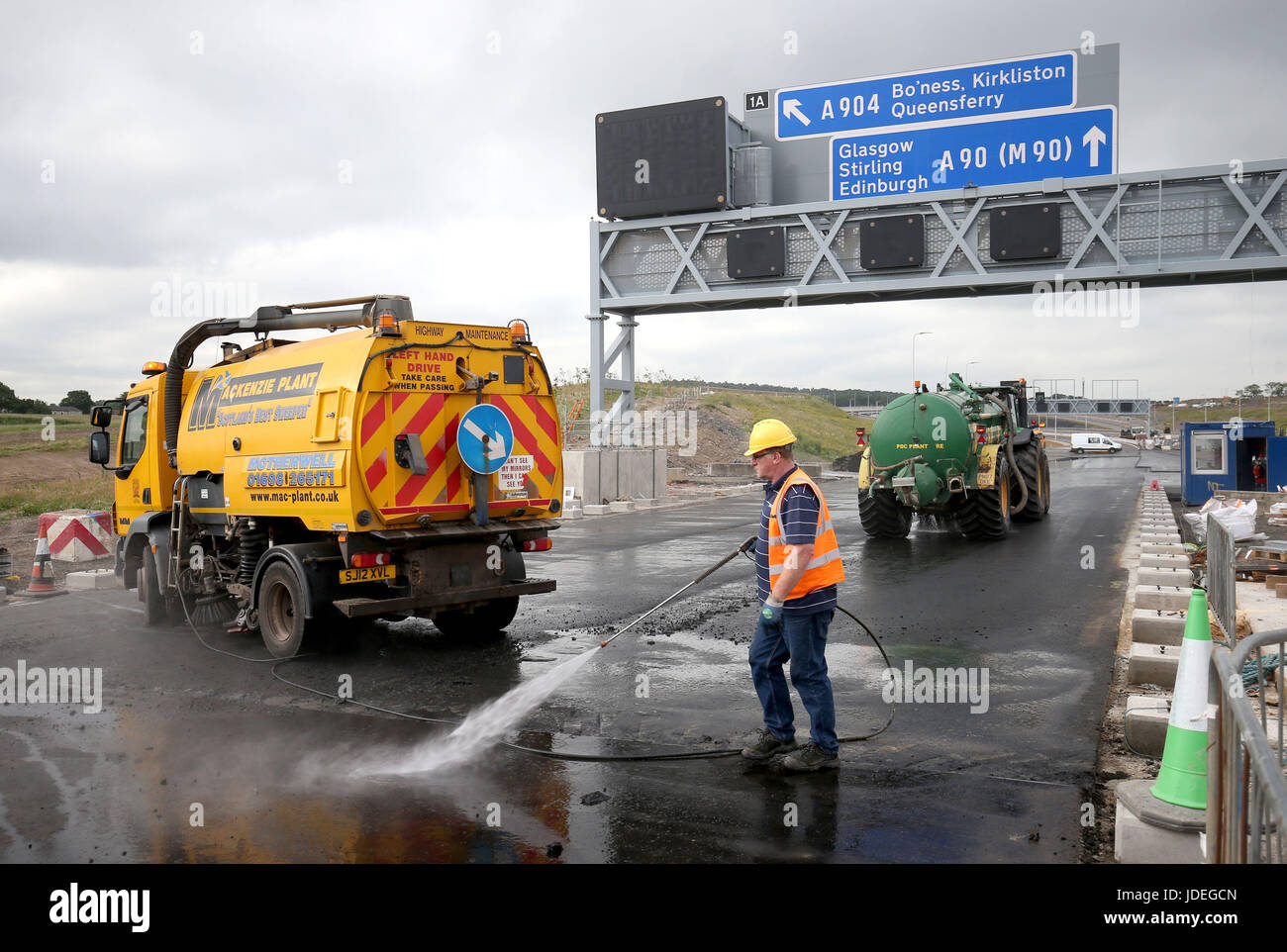 Gli ingegneri che lavorano sulla strada del ponte della nuova Queensferry attraversando il ponte, South Queensferry. Il nuovo ponte sarà aperto al traffico il agosto 30 ministri hanno annunciato. Foto Stock