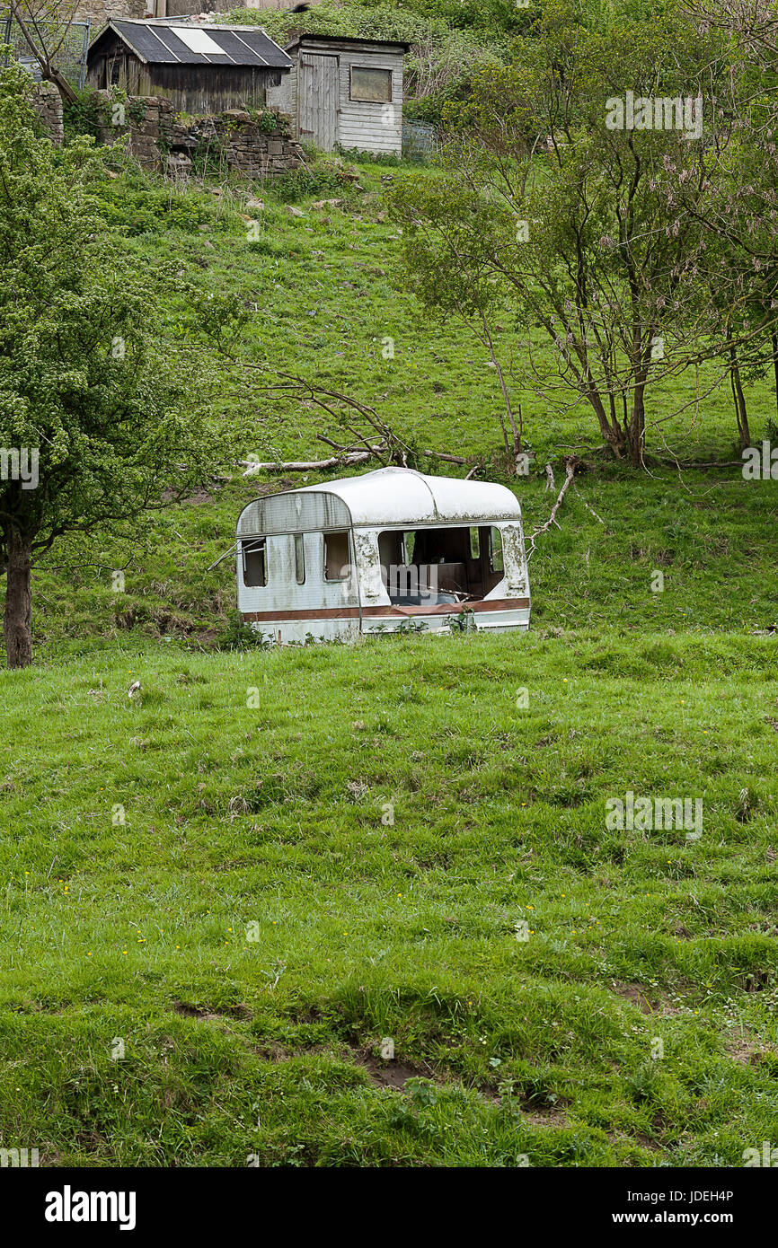Roulotte abbandonate sul fiume da Whalley Abbey Foto Stock
