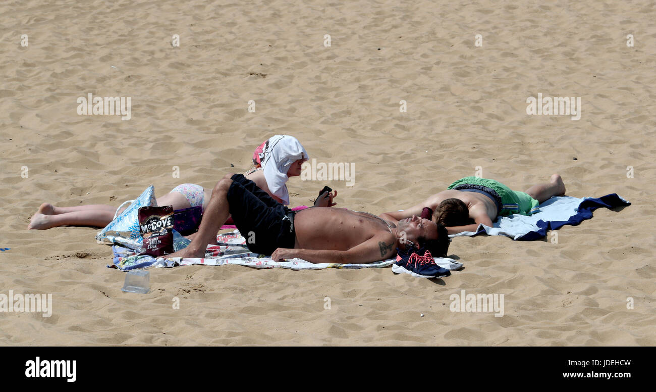 Persone godere il caldo sulla spiaggia a Margate, Kent. Foto Stock