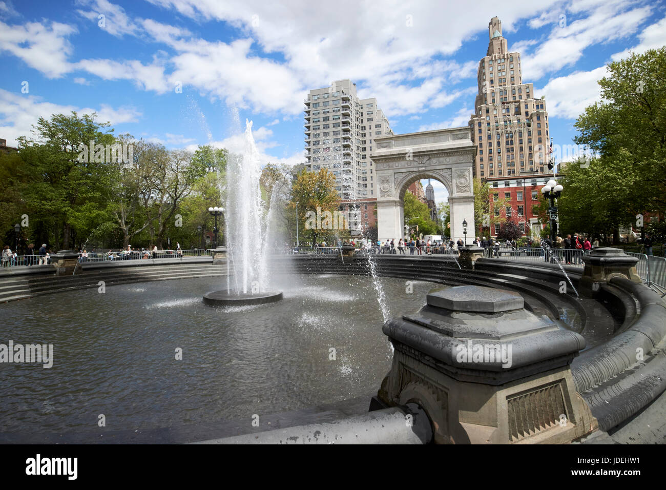 Fontana centrale a Washington Square Park di New York City STATI UNITI D'AMERICA Foto Stock