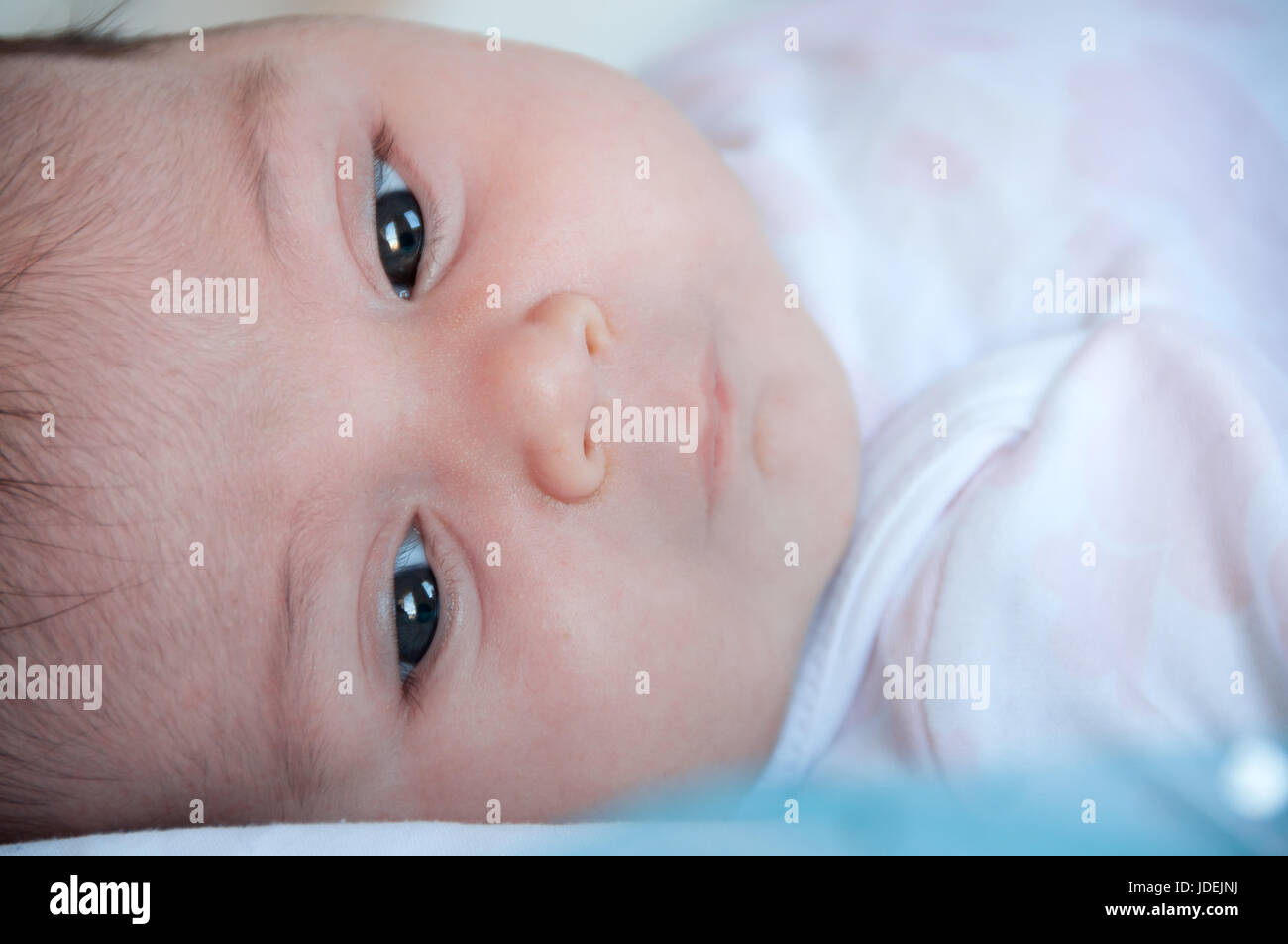 Baby face close-up, il fuoco selettivo. Foto Stock