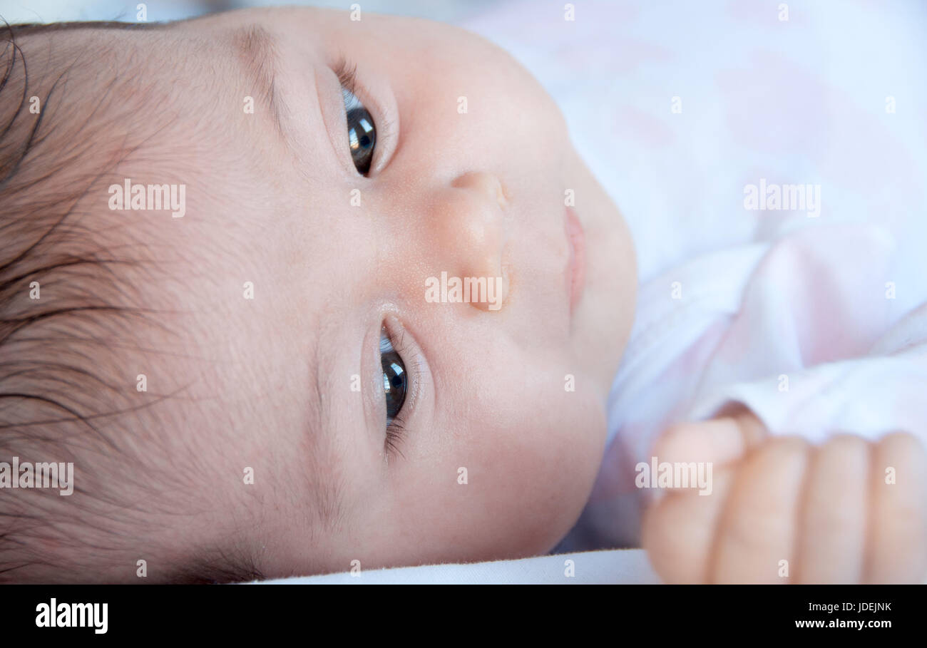 Baby face close-up, il fuoco selettivo. Foto Stock