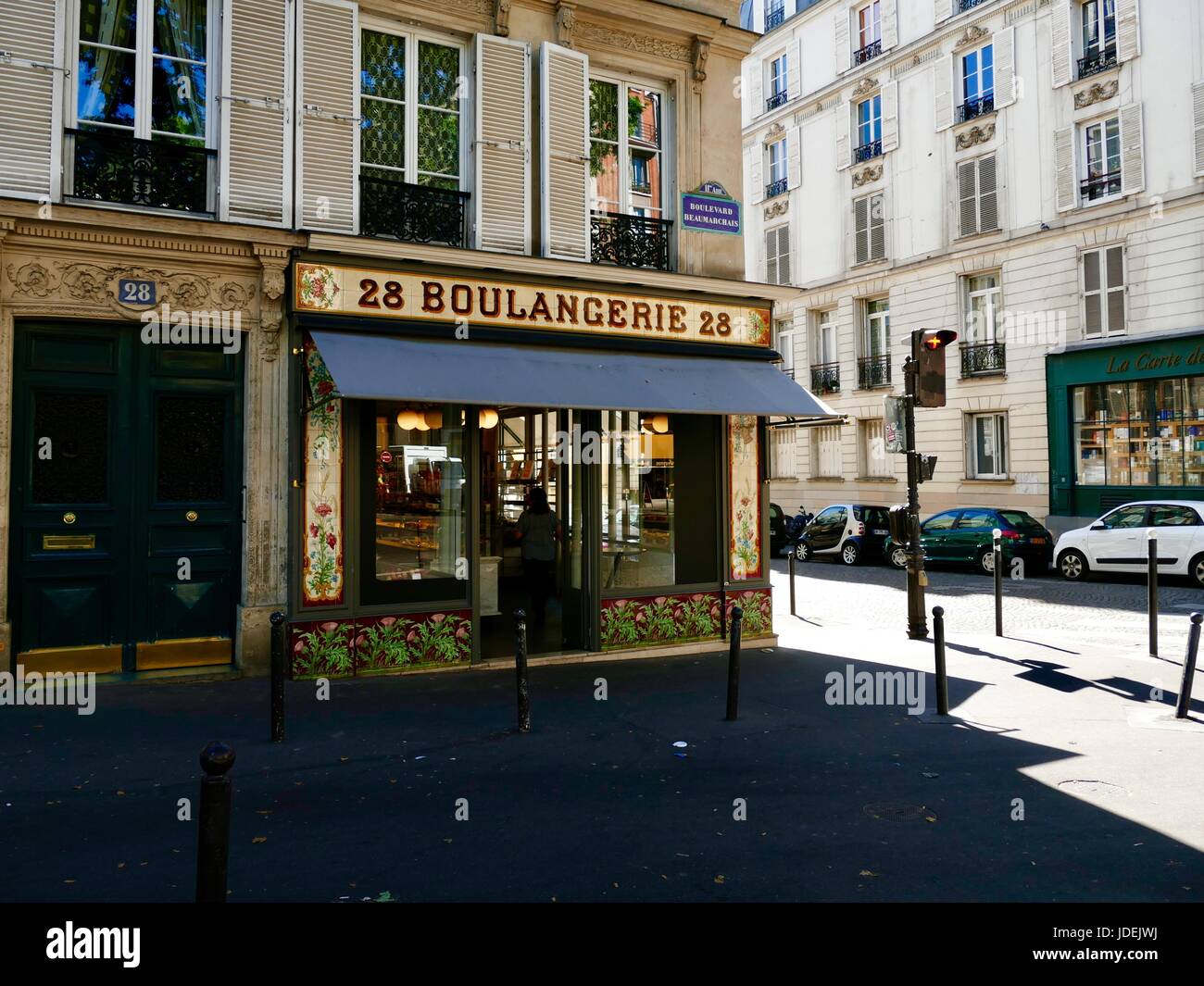La Boulangerie Beaumarchais, dalla parte anteriore, in ombra con la strada laterale in presenza di luce solare, durante il mese di giugno onda di calore. Parigi, Francia. Foto Stock