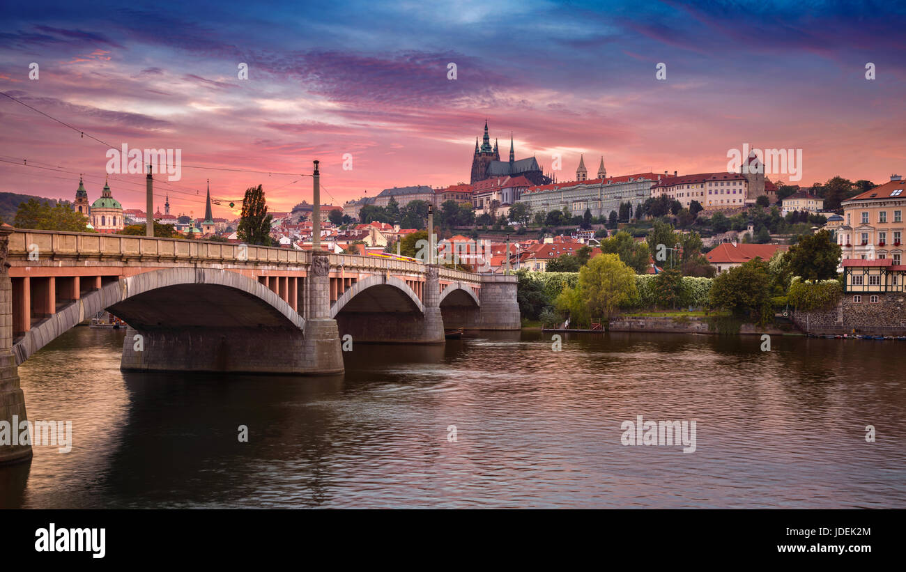 Praga al tramonto. Immagine di Praga, capitale della Repubblica ceca, durante il tramonto spettacolare. Foto Stock