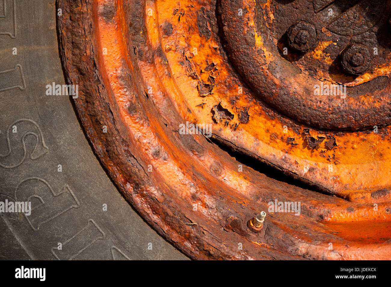 Un arrugginito ruota di un trattore Foto Stock