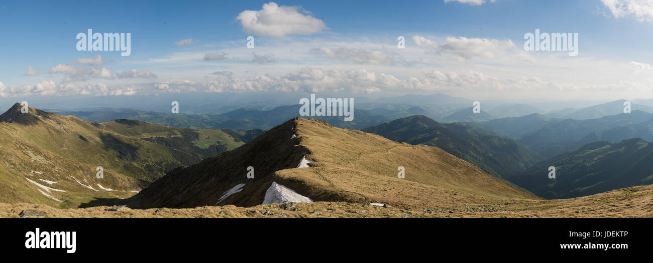 Mountain View su di una vasta area dei picchi su una soleggiata-giorno nuvoloso Foto Stock