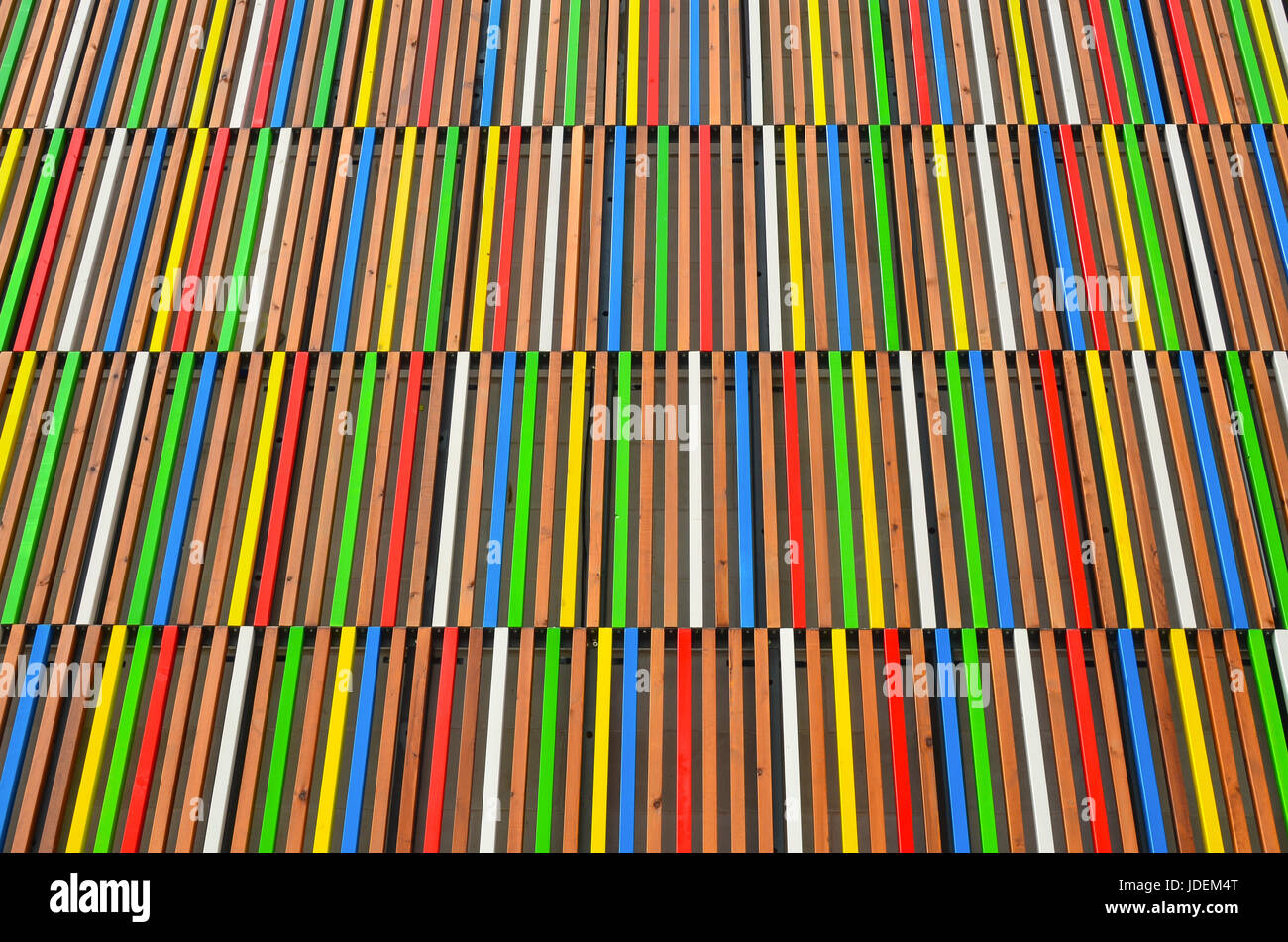 Schede colorate sulla facciata di un edificio in Leeds Dock Foto Stock