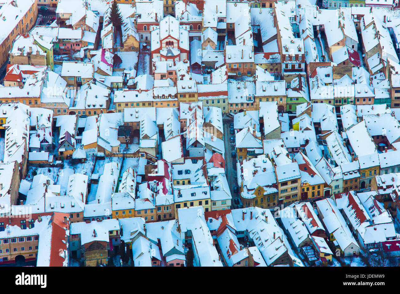 Vista aerea della città vecchia case in inverno, Brasov città di Romania Foto Stock
