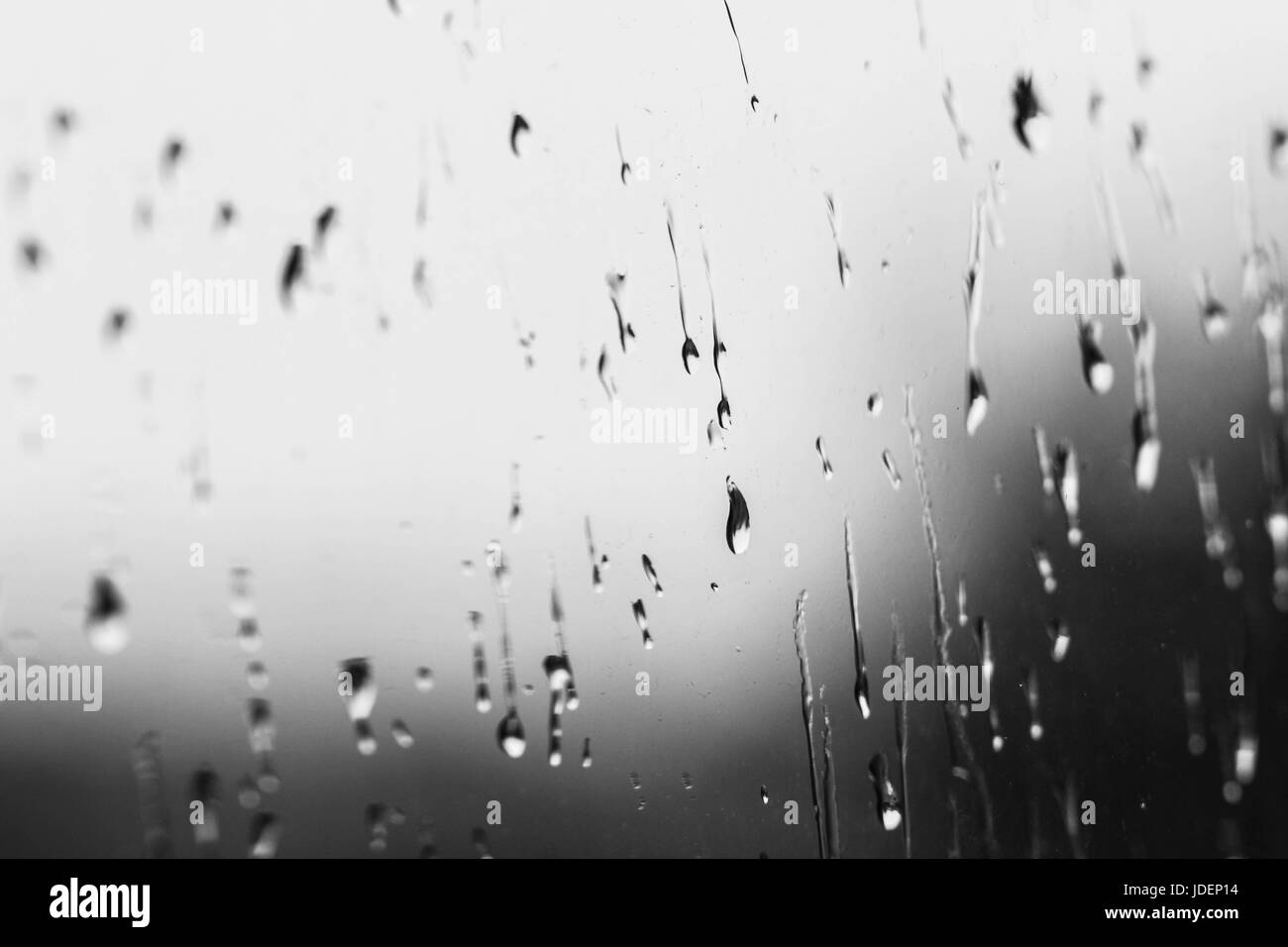 Pioggia su un vetro di finestra Foto Stock