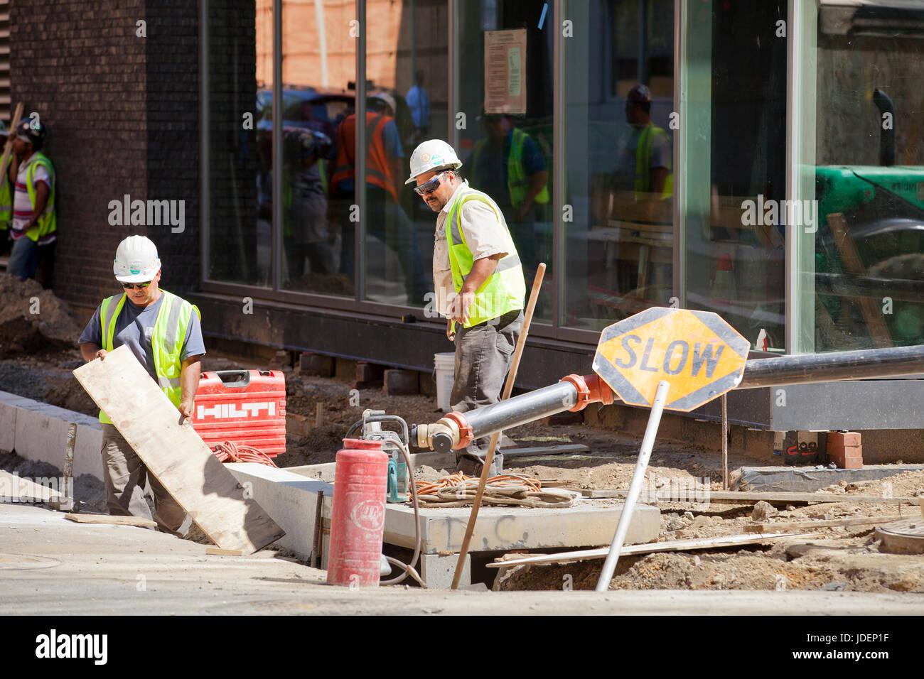 Municipal lavoratori edili la riparazione di un pubblico passeggio (marciapiede) - USA Foto Stock