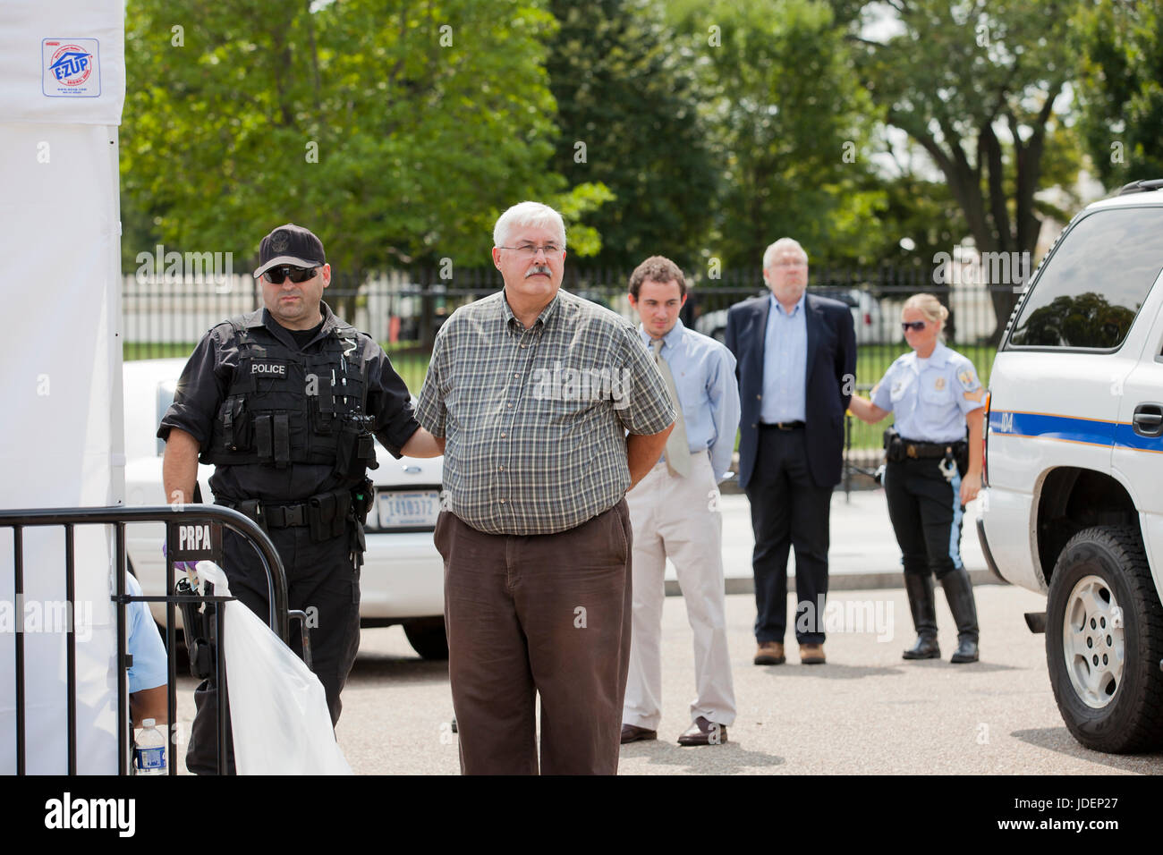 Gli attivisti ambientali e i dimostranti arrestati per la disobbedienza civile di fronte alla Casa Bianca - Washington DC, Stati Uniti d'America Foto Stock